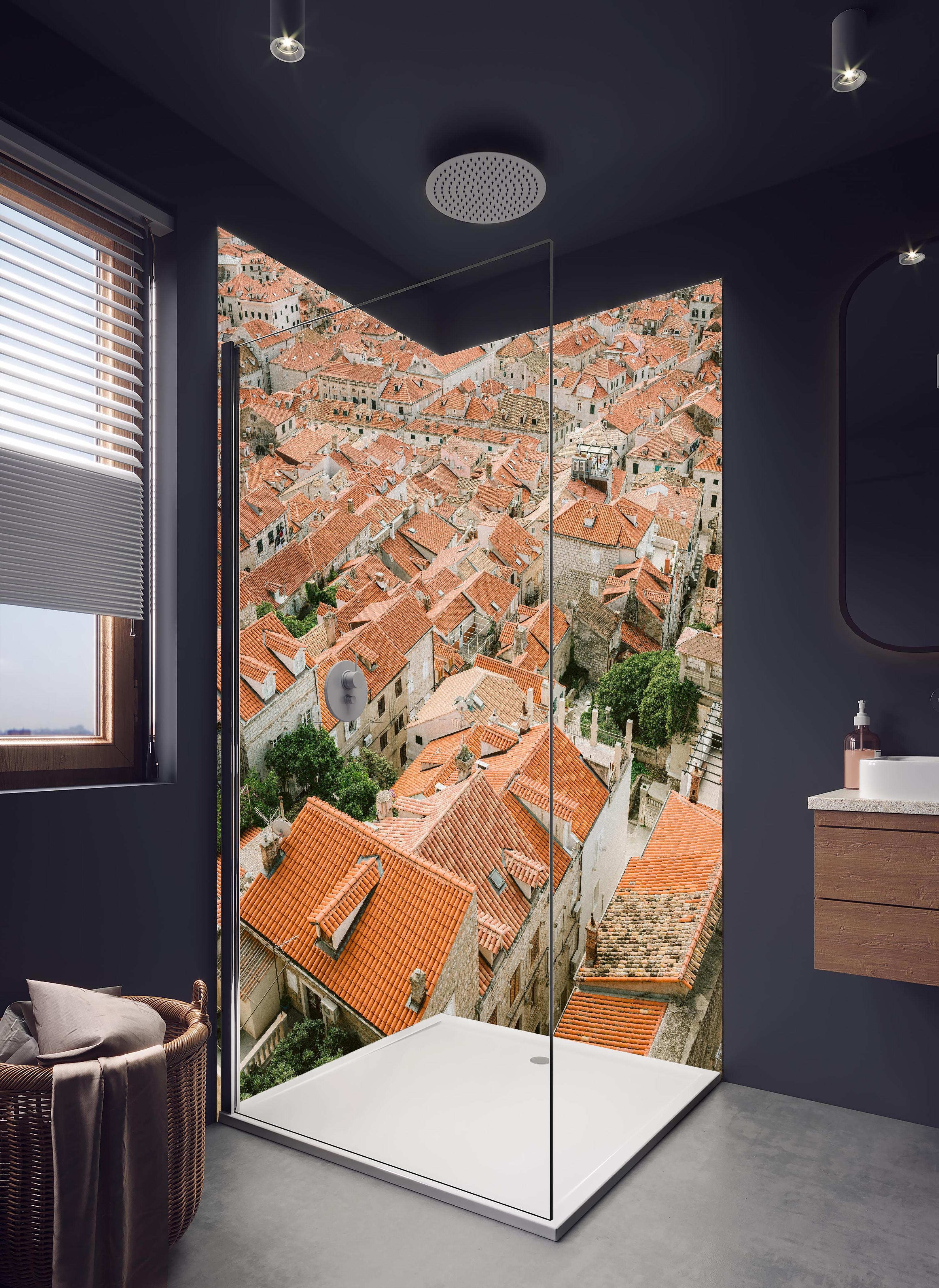 Duschrückwand - Orangefarbene Dächer Altstadt Dubrovnik in hellem Badezimmer mit Regenduschkopf - zweiteilige Eck-Duschrückwand