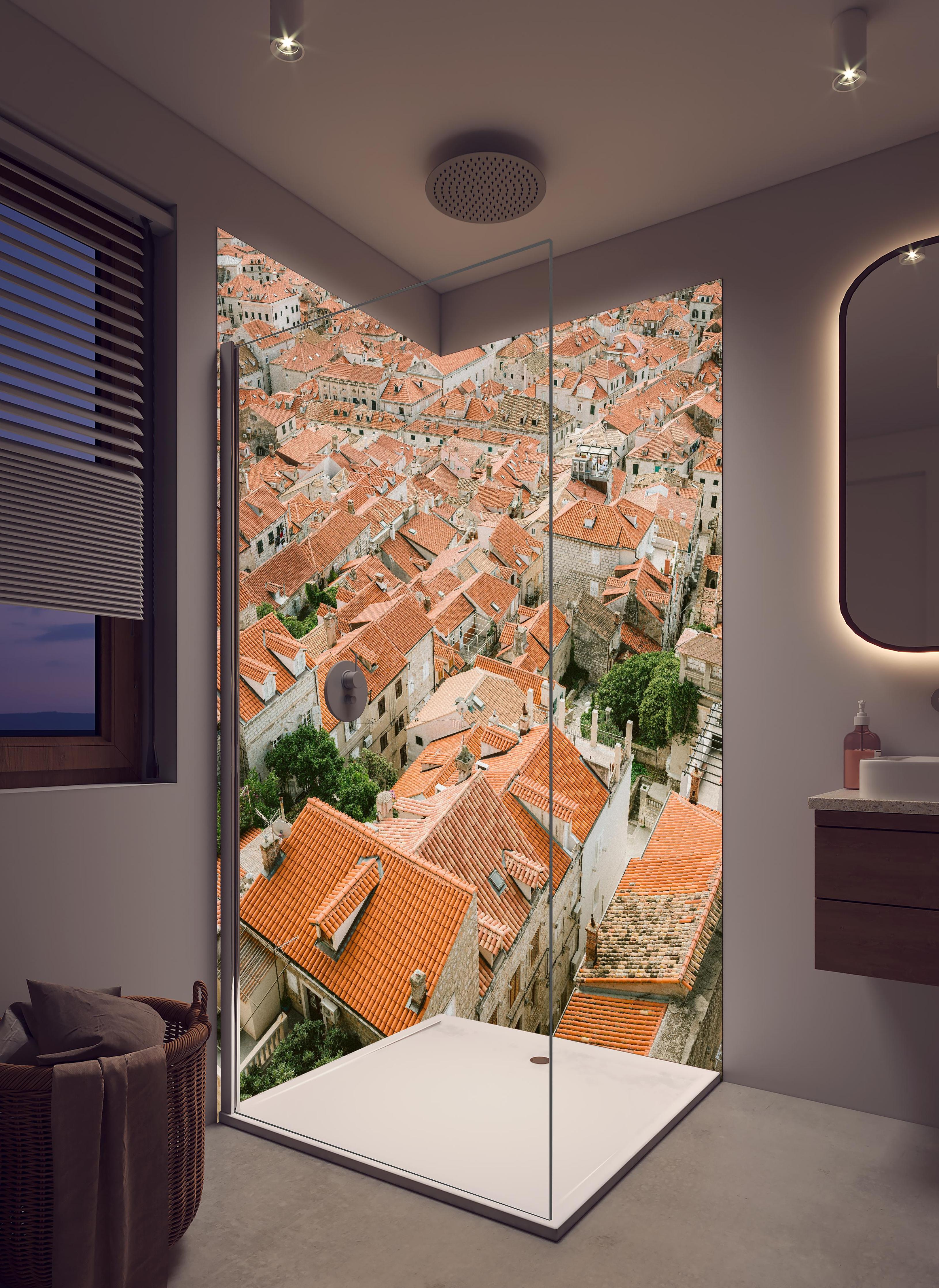 Duschrückwand - Orangefarbene Dächer Altstadt Dubrovnik in hellem Badezimmer mit Regenduschkopf - zweiteilige Eck-Duschrückwand