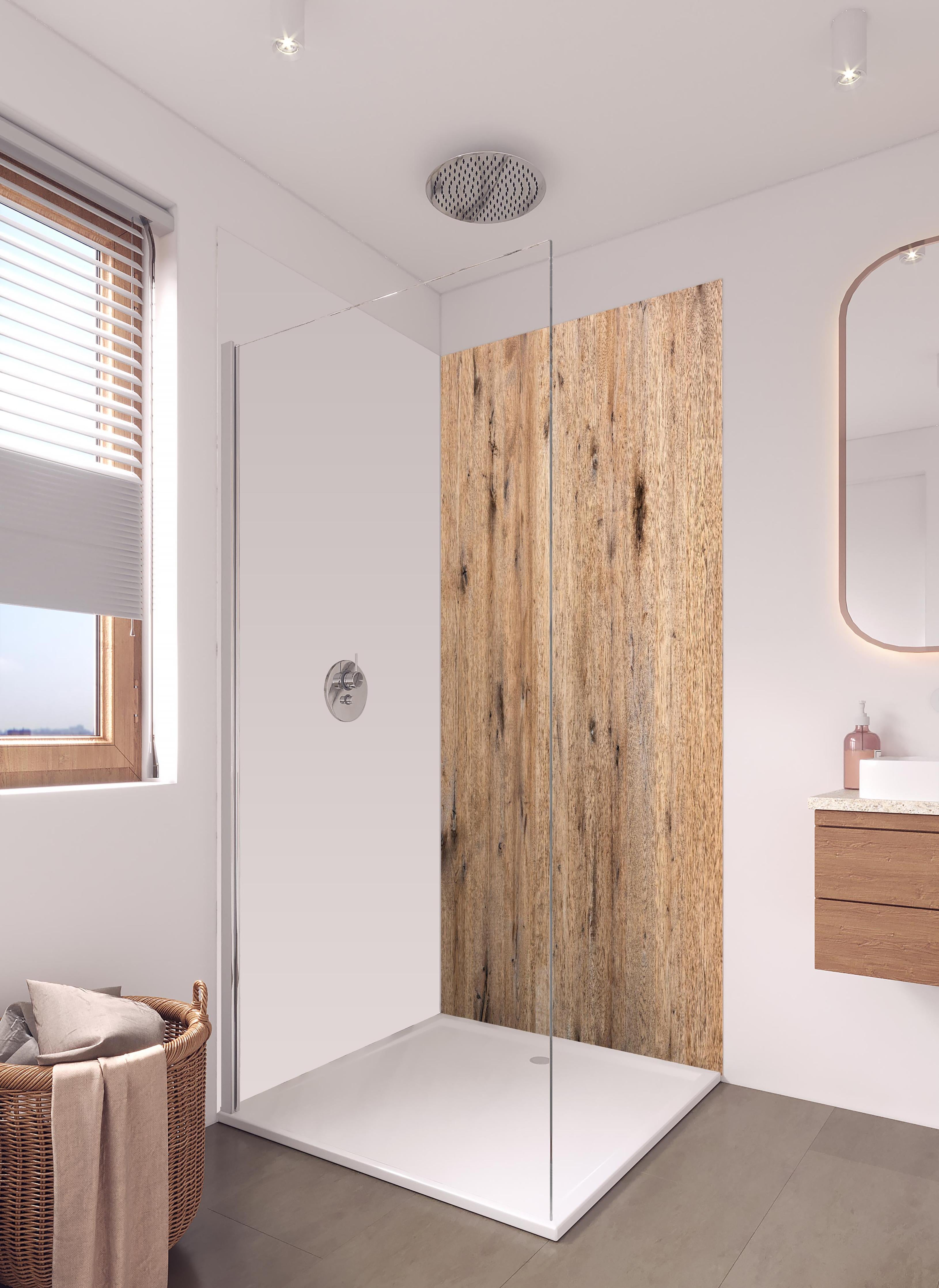 Duschrückwand - Organische Eichenholz-Struktur in hellem Badezimmer mit Regenduschkopf - zweiteilige Eck-Duschrückwand