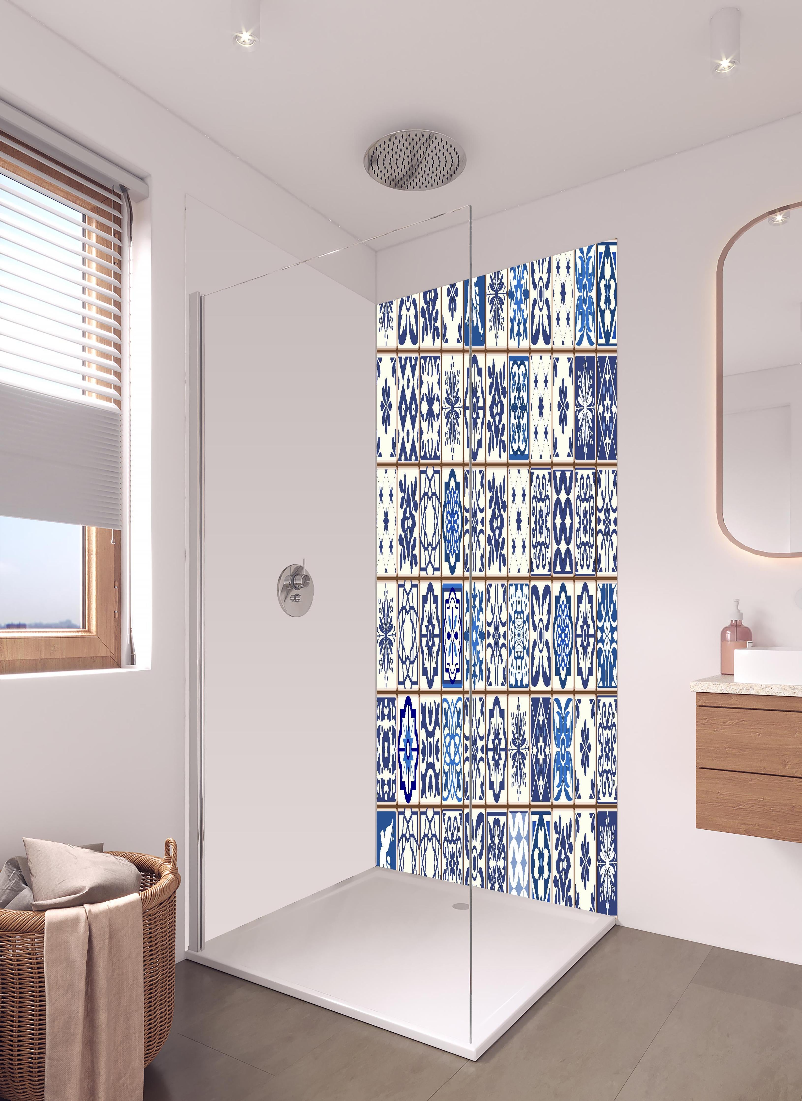 Duschrückwand - Orientalische blaue Fliesen in hellem Badezimmer mit Regenduschkopf - zweiteilige Eck-Duschrückwand