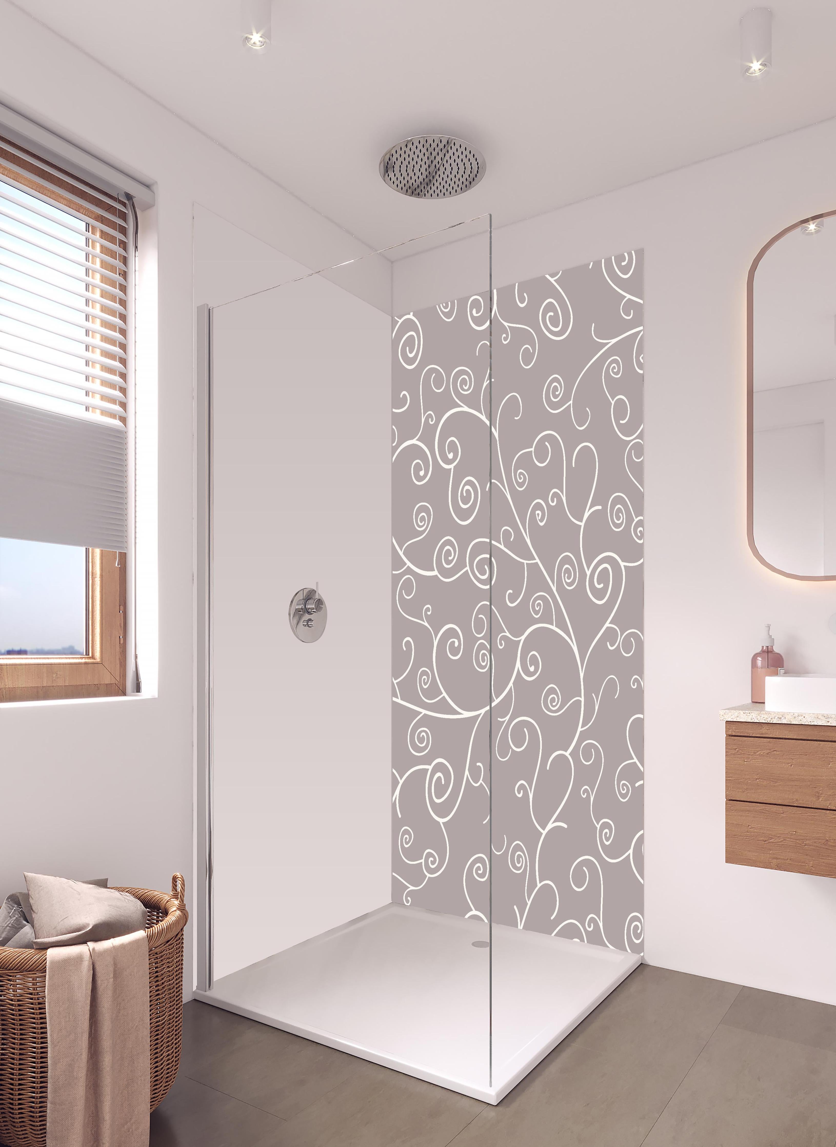 Duschrückwand - Ornamentale Grau-Weiß Swirl Tapete in hellem Badezimmer mit Regenduschkopf - zweiteilige Eck-Duschrückwand