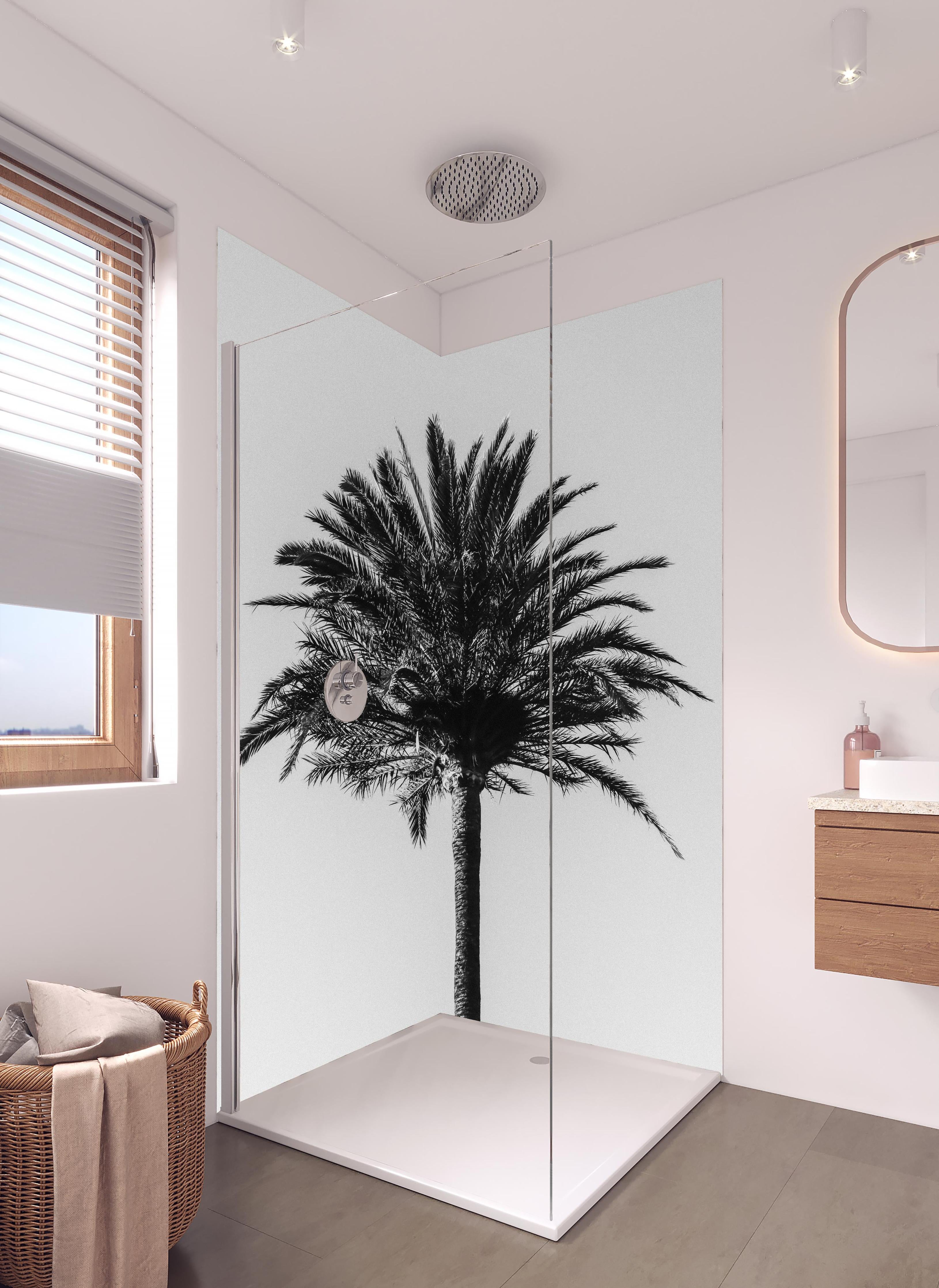 Duschrückwand - Palme - Schwarz-weiß in hellem Badezimmer mit Regenduschkopf - zweiteilige Eck-Duschrückwand