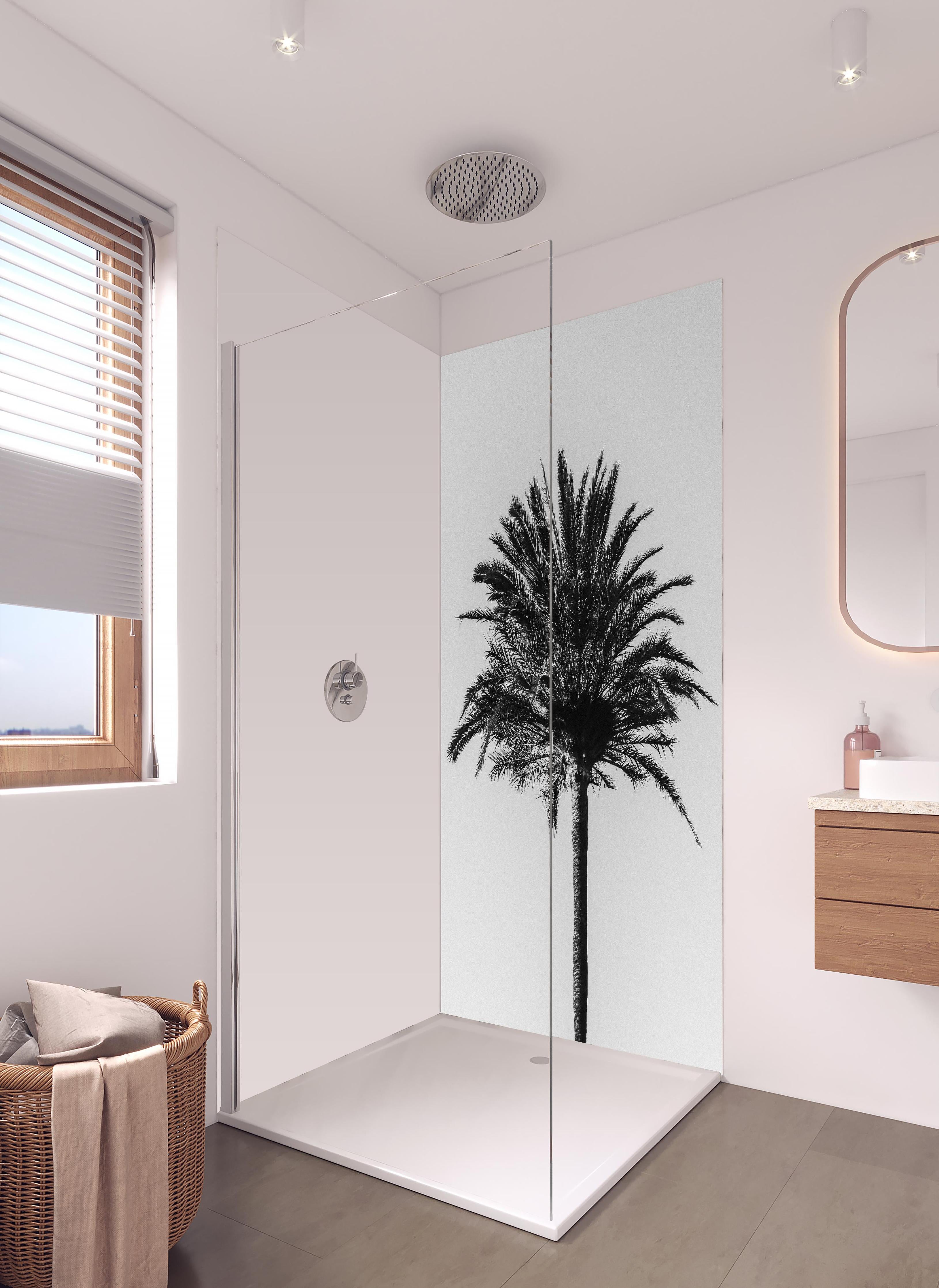Duschrückwand - Palme - Schwarz-weiß in hellem Badezimmer mit Regenduschkopf - zweiteilige Eck-Duschrückwand