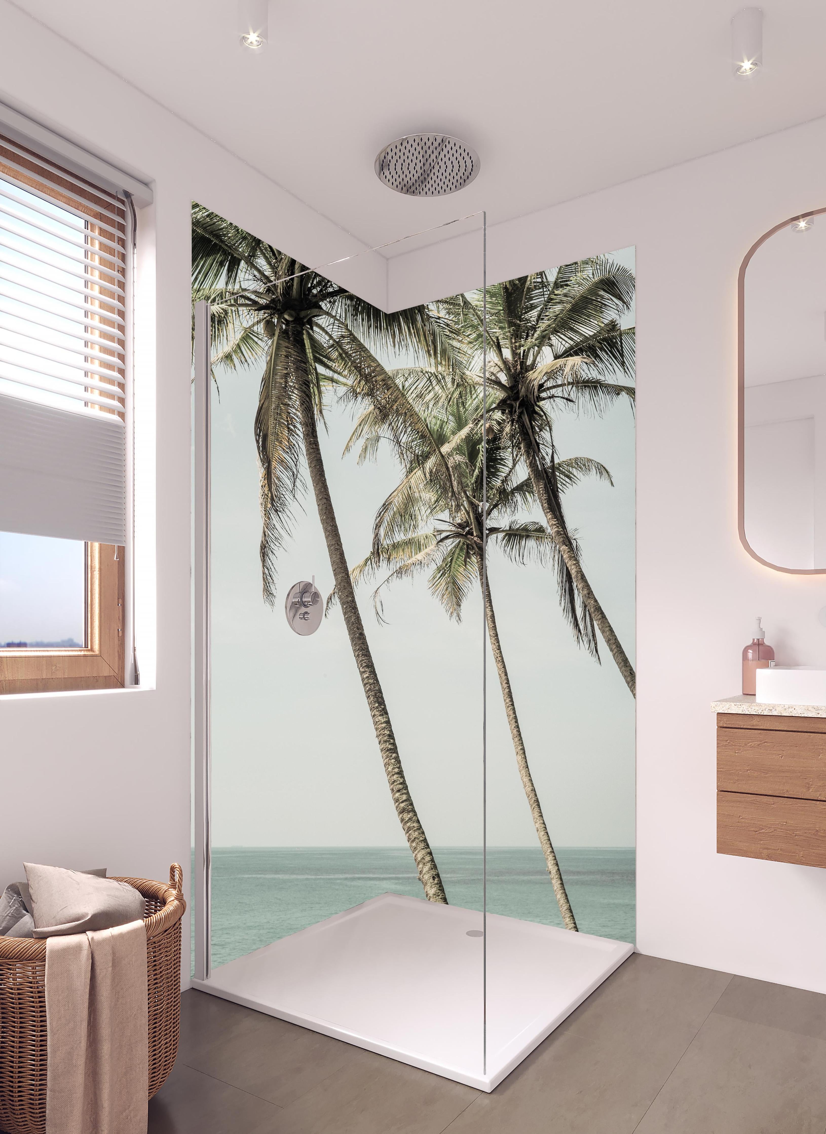 Duschrückwand - Palmen am Meer in hellem Badezimmer mit Regenduschkopf - zweiteilige Eck-Duschrückwand