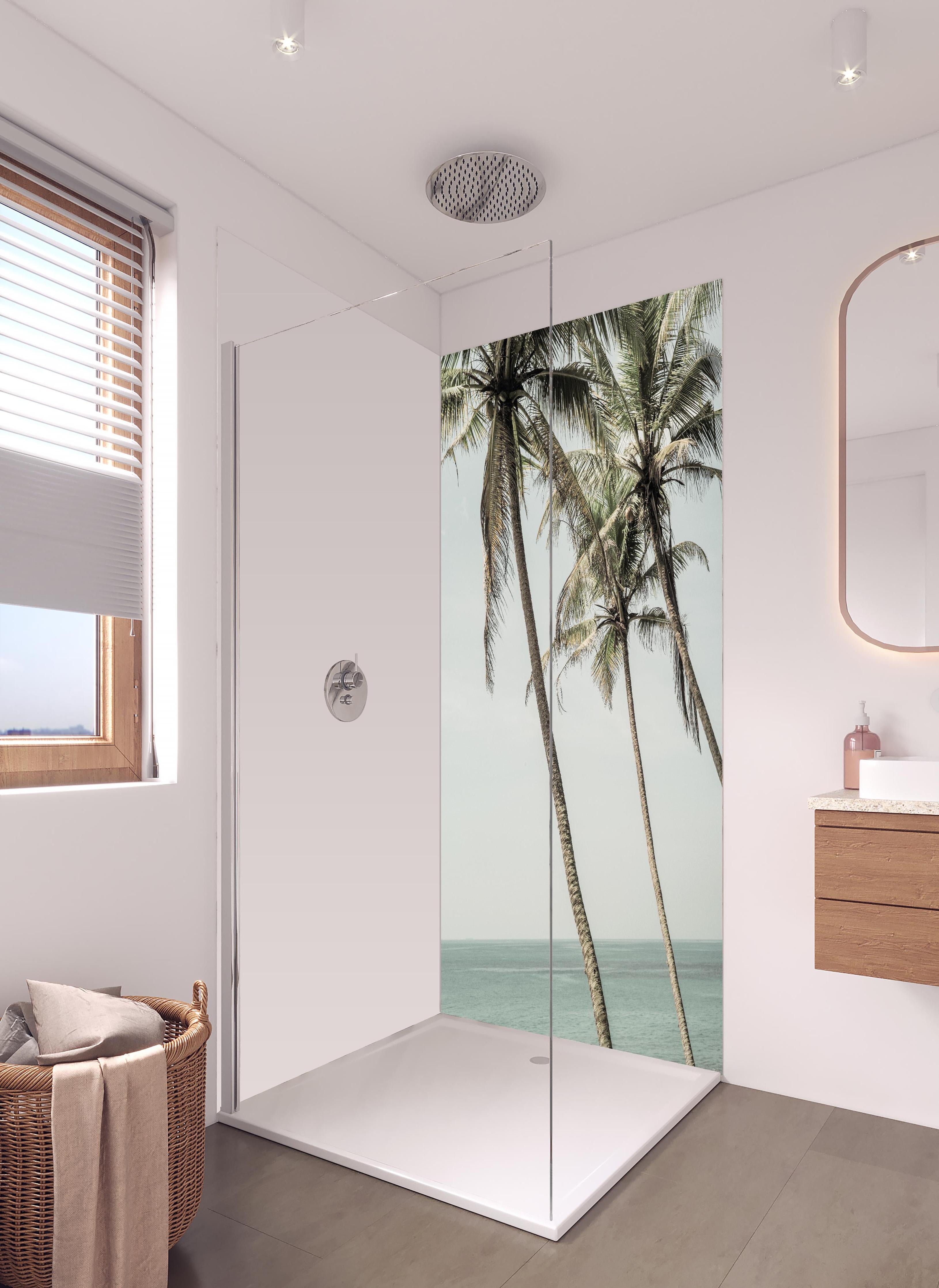 Duschrückwand - Palmen am Meer in hellem Badezimmer mit Regenduschkopf - zweiteilige Eck-Duschrückwand