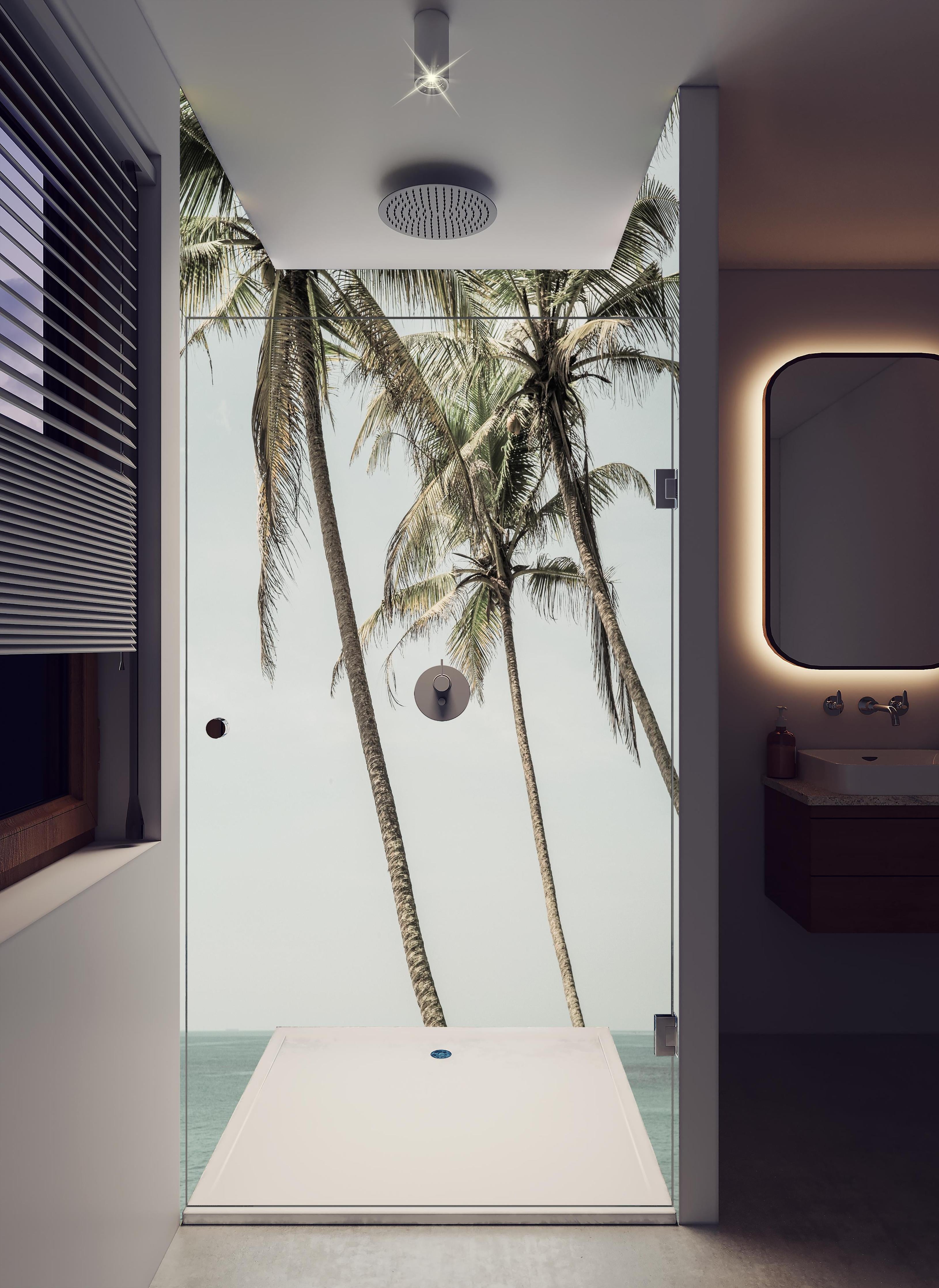 Duschrückwand - Palmen am Meer in hellem Badezimmer mit Regenduschkopf - zweiteilige Eck-Duschrückwand