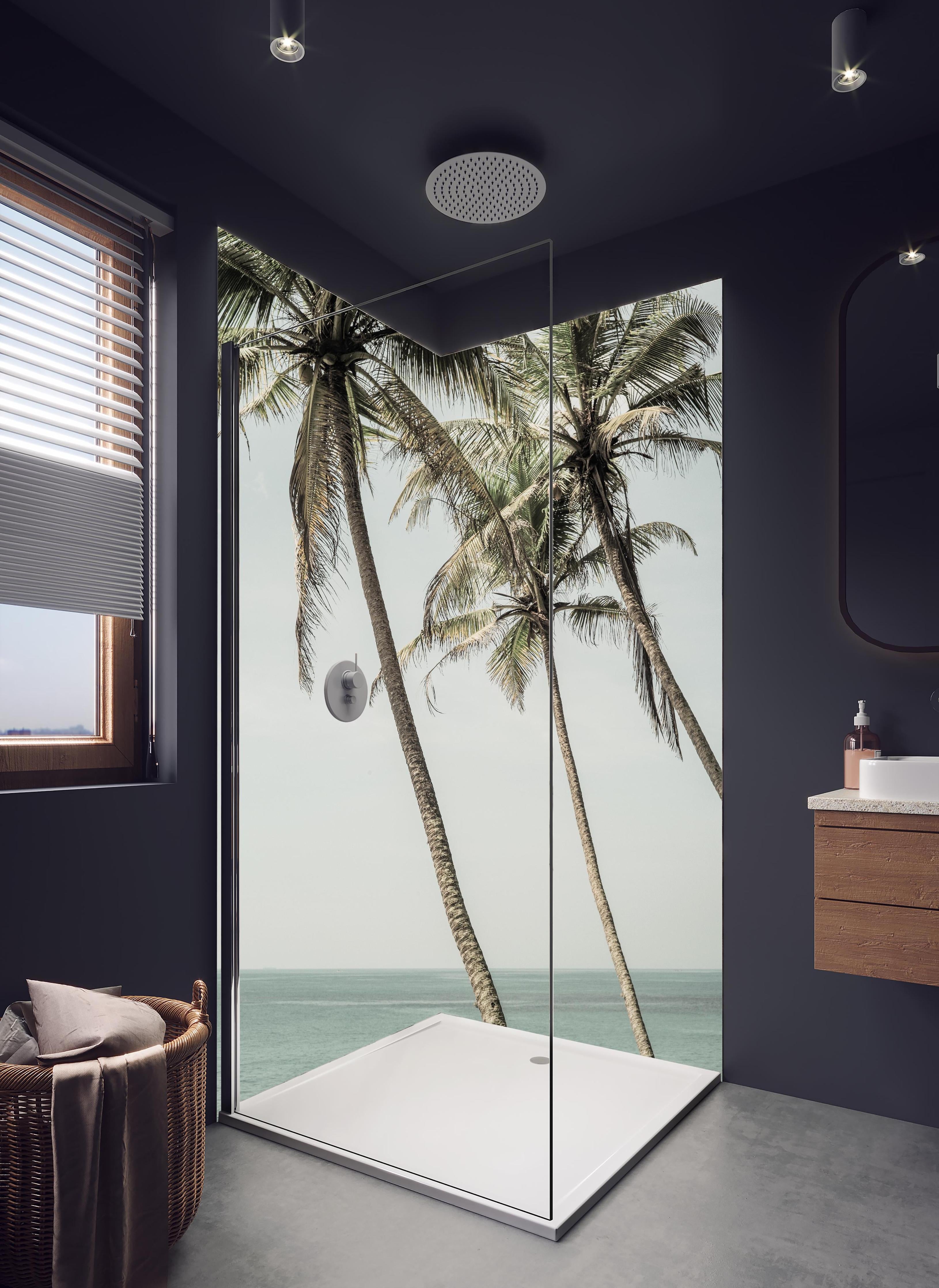 Duschrückwand - Palmen am Meer in hellem Badezimmer mit Regenduschkopf - zweiteilige Eck-Duschrückwand