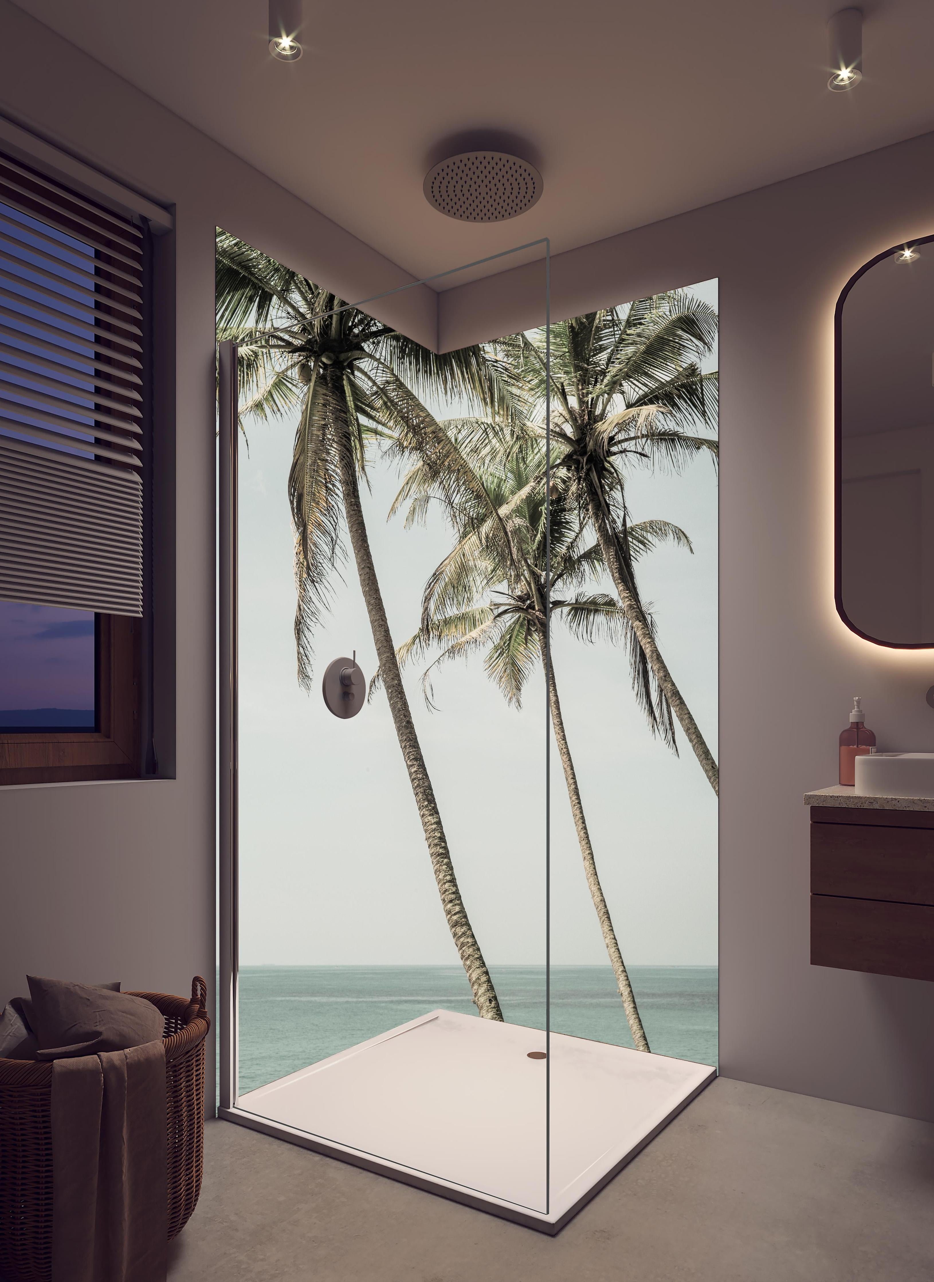 Duschrückwand - Palmen am Meer in hellem Badezimmer mit Regenduschkopf - zweiteilige Eck-Duschrückwand