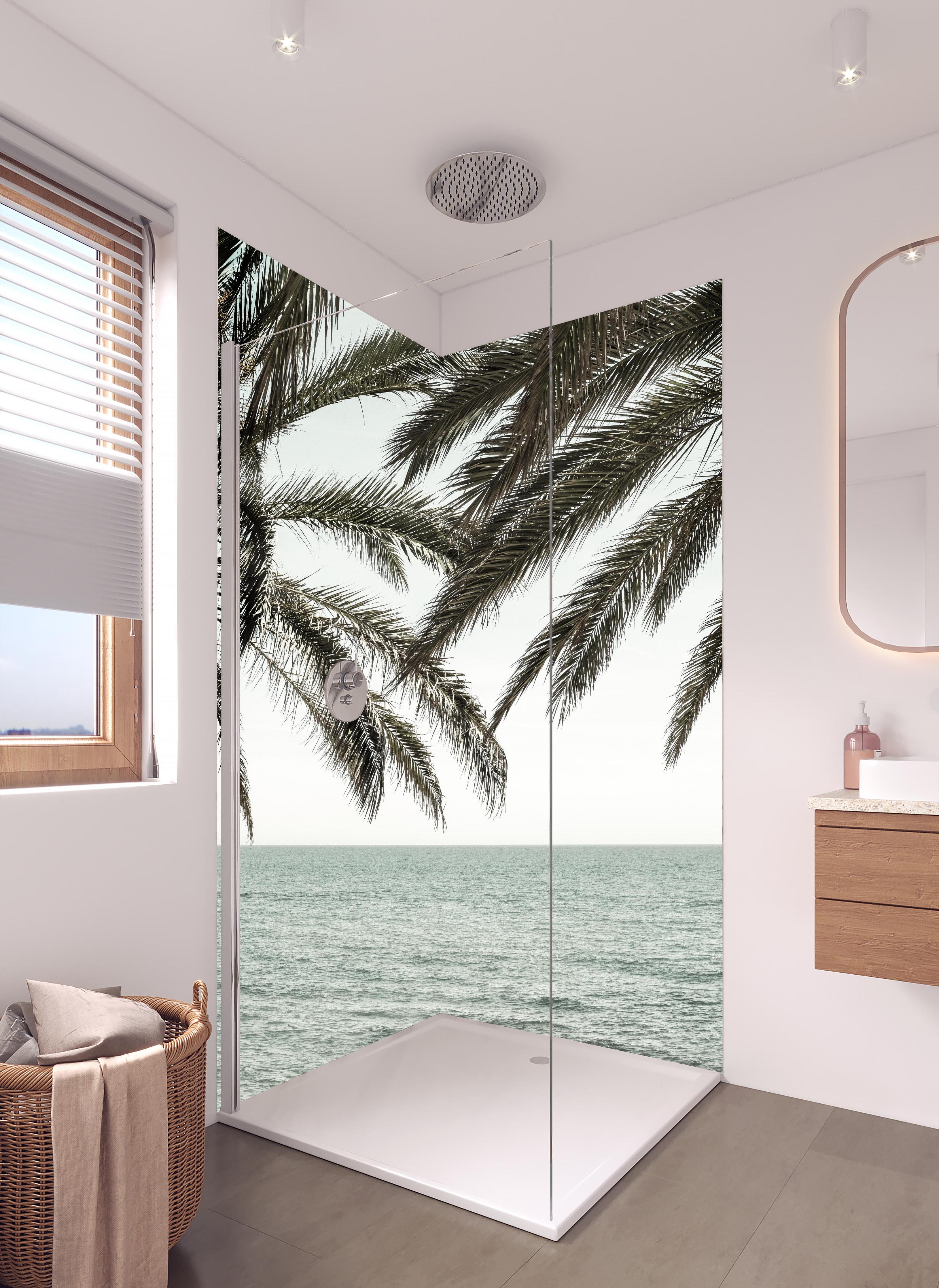 Duschrückwand - Palmen an der Küste in hellem Badezimmer mit Regenduschkopf - zweiteilige Eck-Duschrückwand