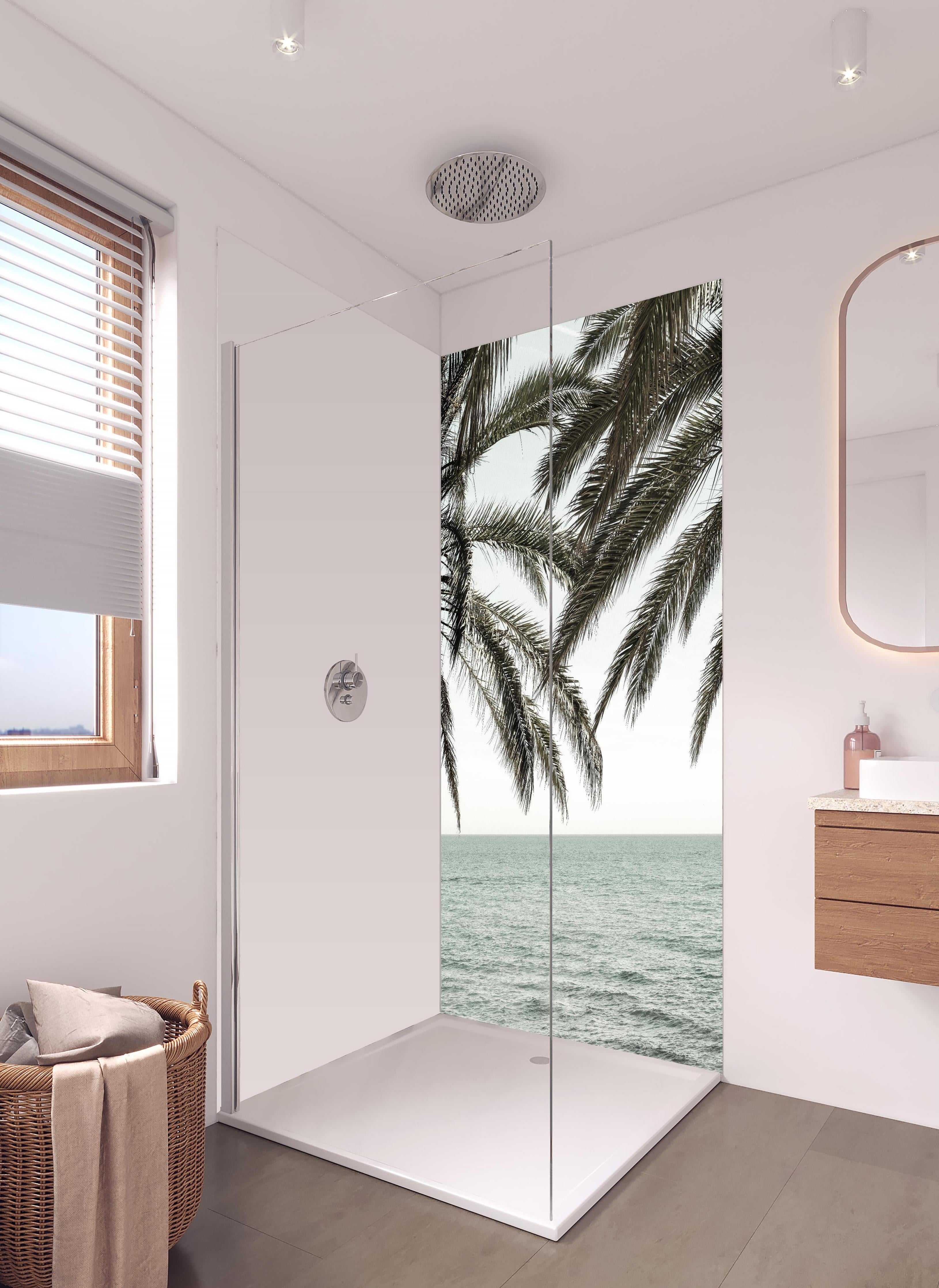 Duschrückwand - Palmen an der Küste in hellem Badezimmer mit Regenduschkopf - zweiteilige Eck-Duschrückwand