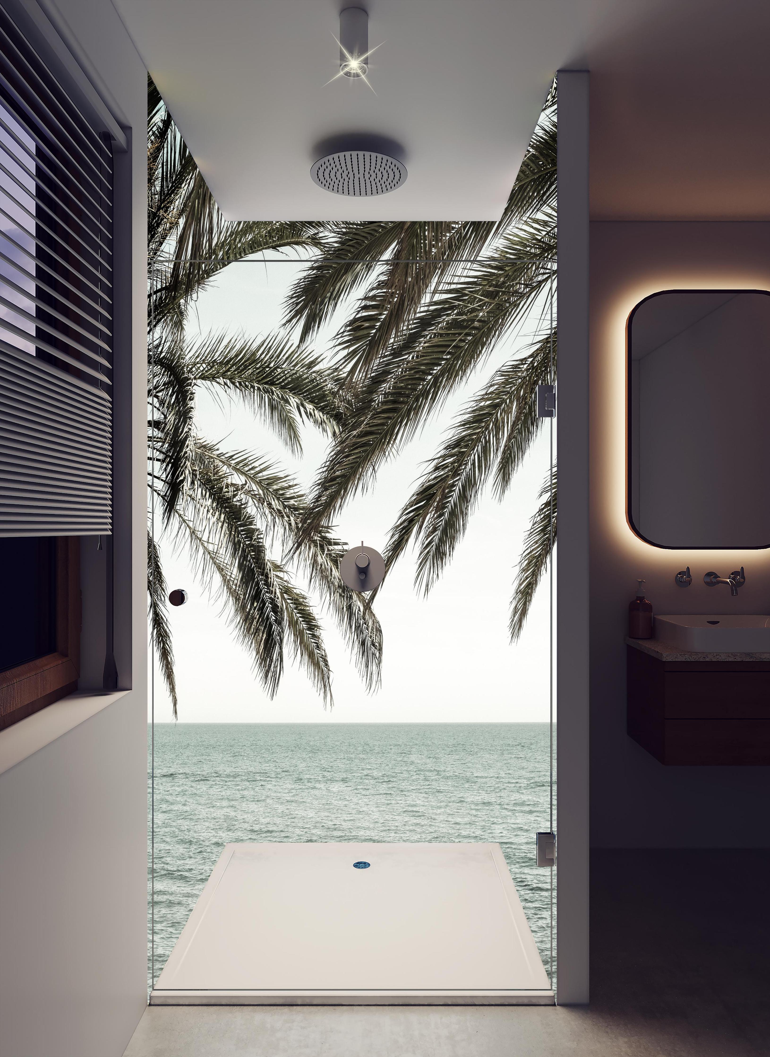 Duschrückwand - Palmen an der Küste in hellem Badezimmer mit Regenduschkopf - zweiteilige Eck-Duschrückwand