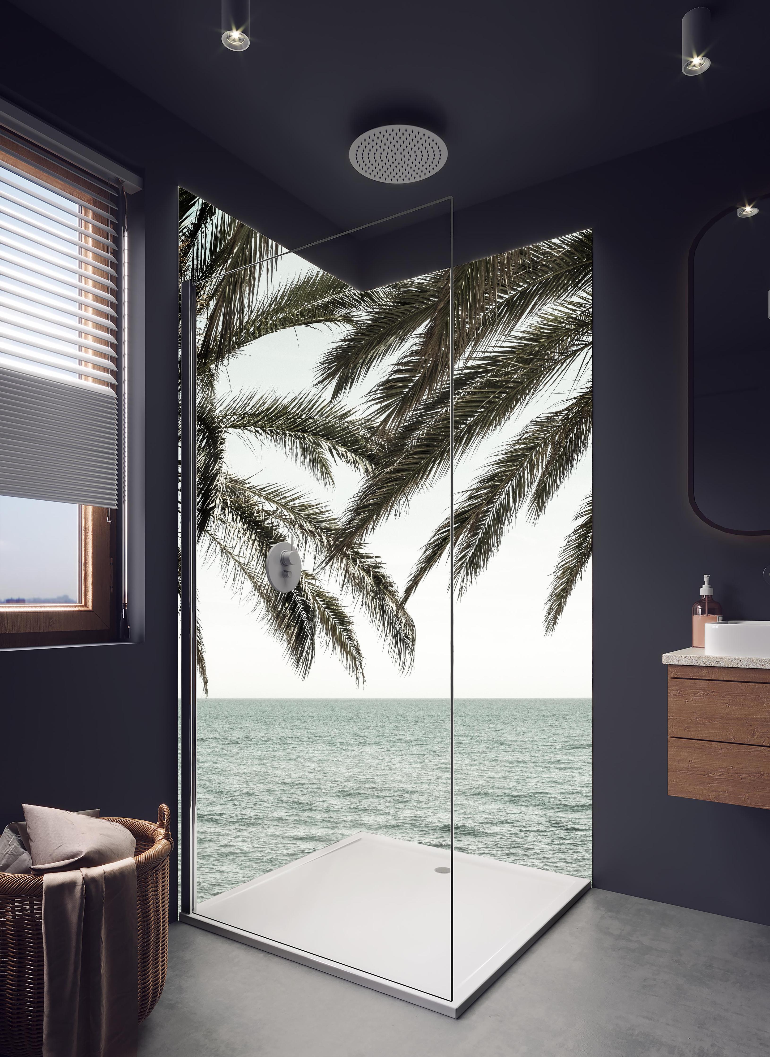 Duschrückwand - Palmen an der Küste in hellem Badezimmer mit Regenduschkopf - zweiteilige Eck-Duschrückwand