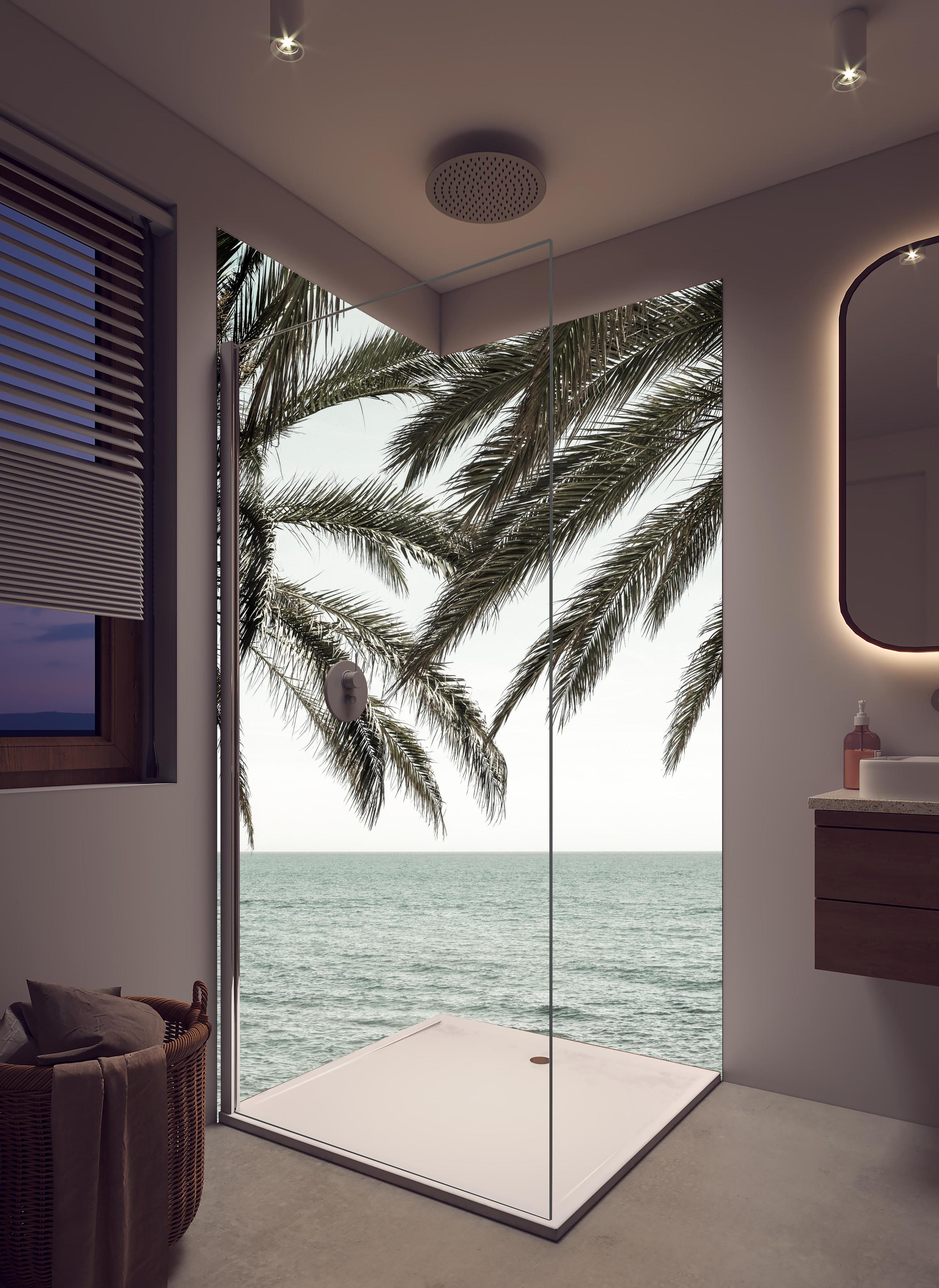 Duschrückwand - Palmen an der Küste in hellem Badezimmer mit Regenduschkopf - zweiteilige Eck-Duschrückwand