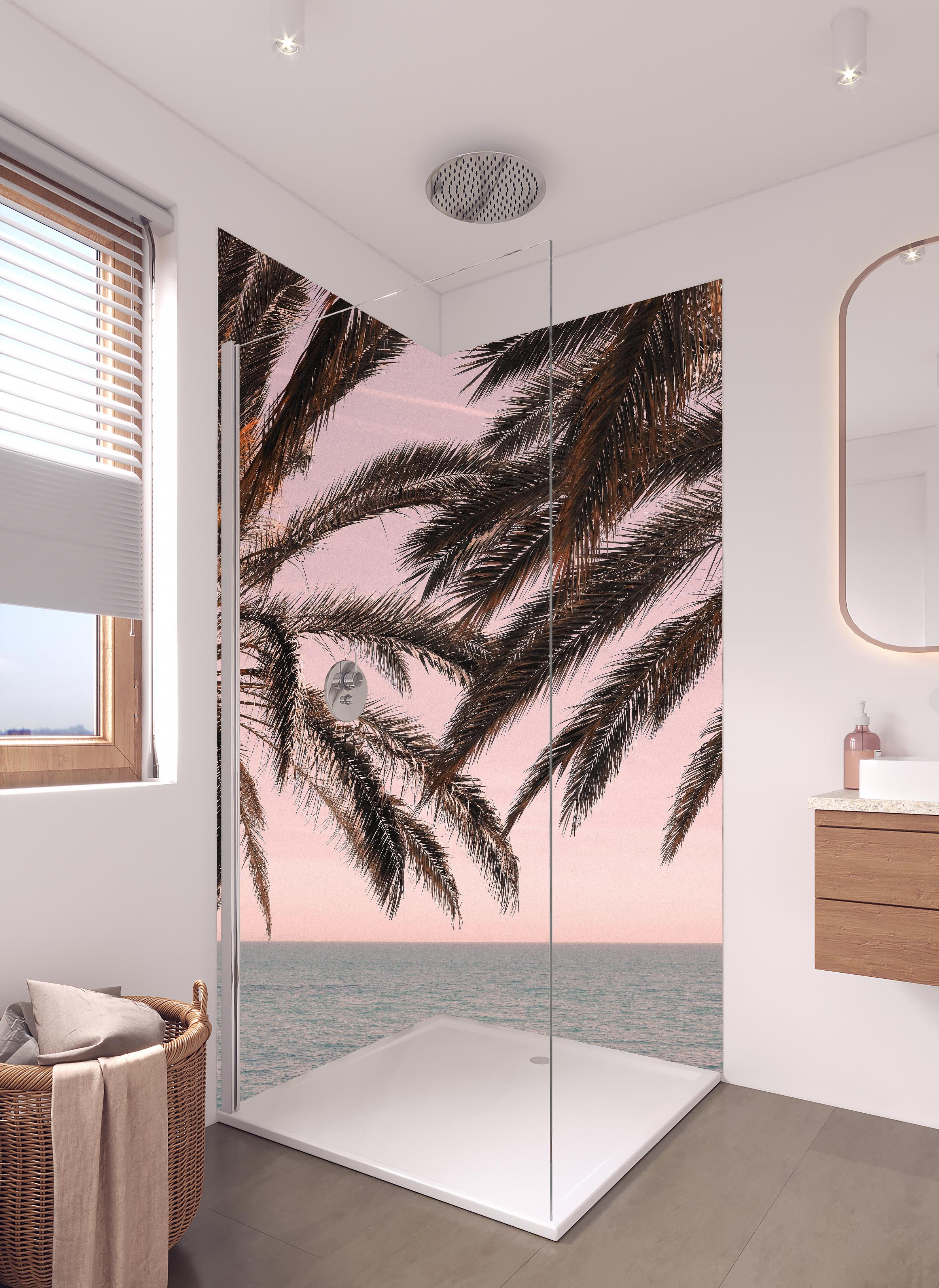 Duschrückwand - Palmen an der Küste in hellem Badezimmer mit Regenduschkopf - zweiteilige Eck-Duschrückwand