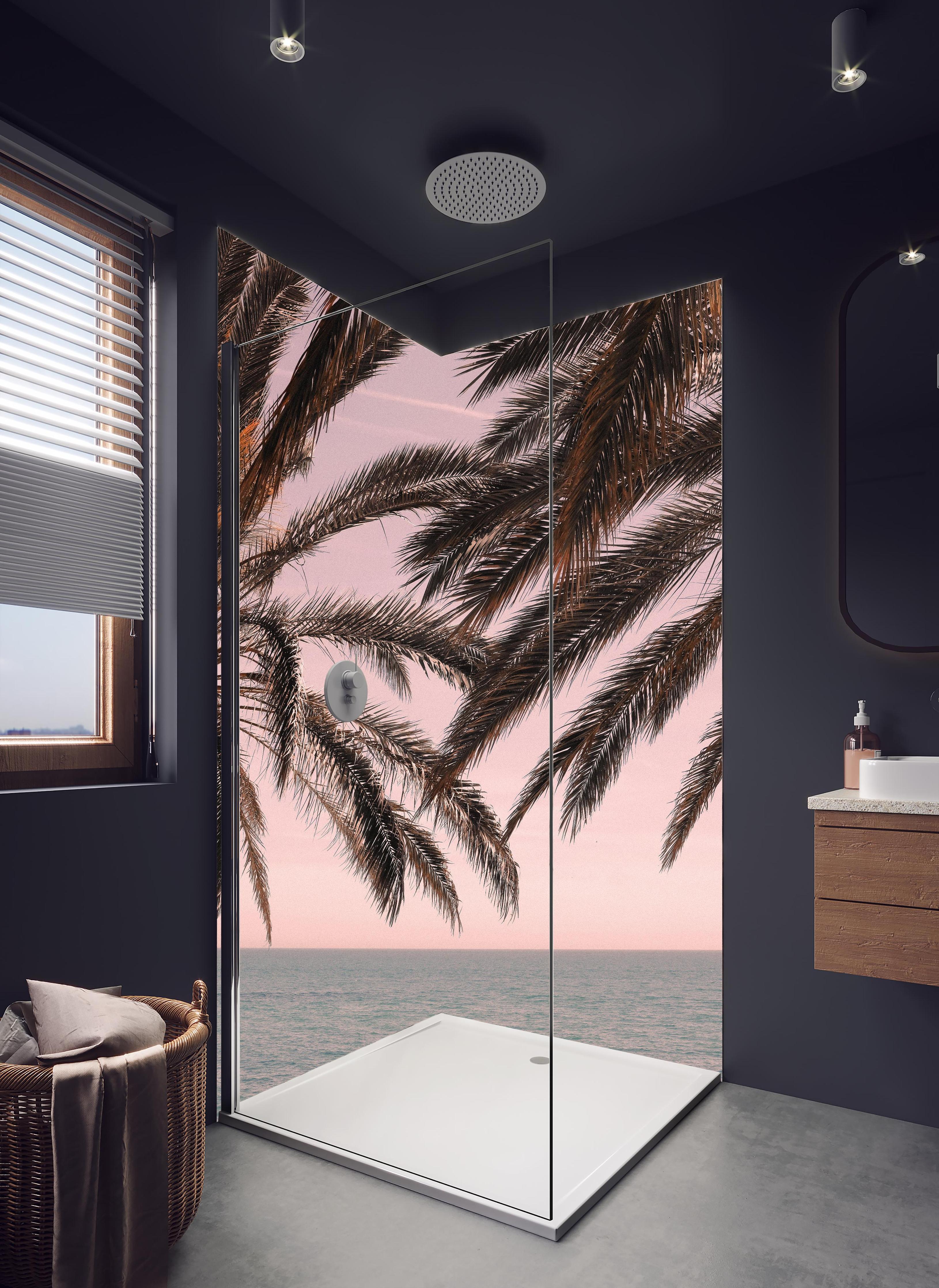 Duschrückwand - Palmen an der Küste in hellem Badezimmer mit Regenduschkopf - zweiteilige Eck-Duschrückwand