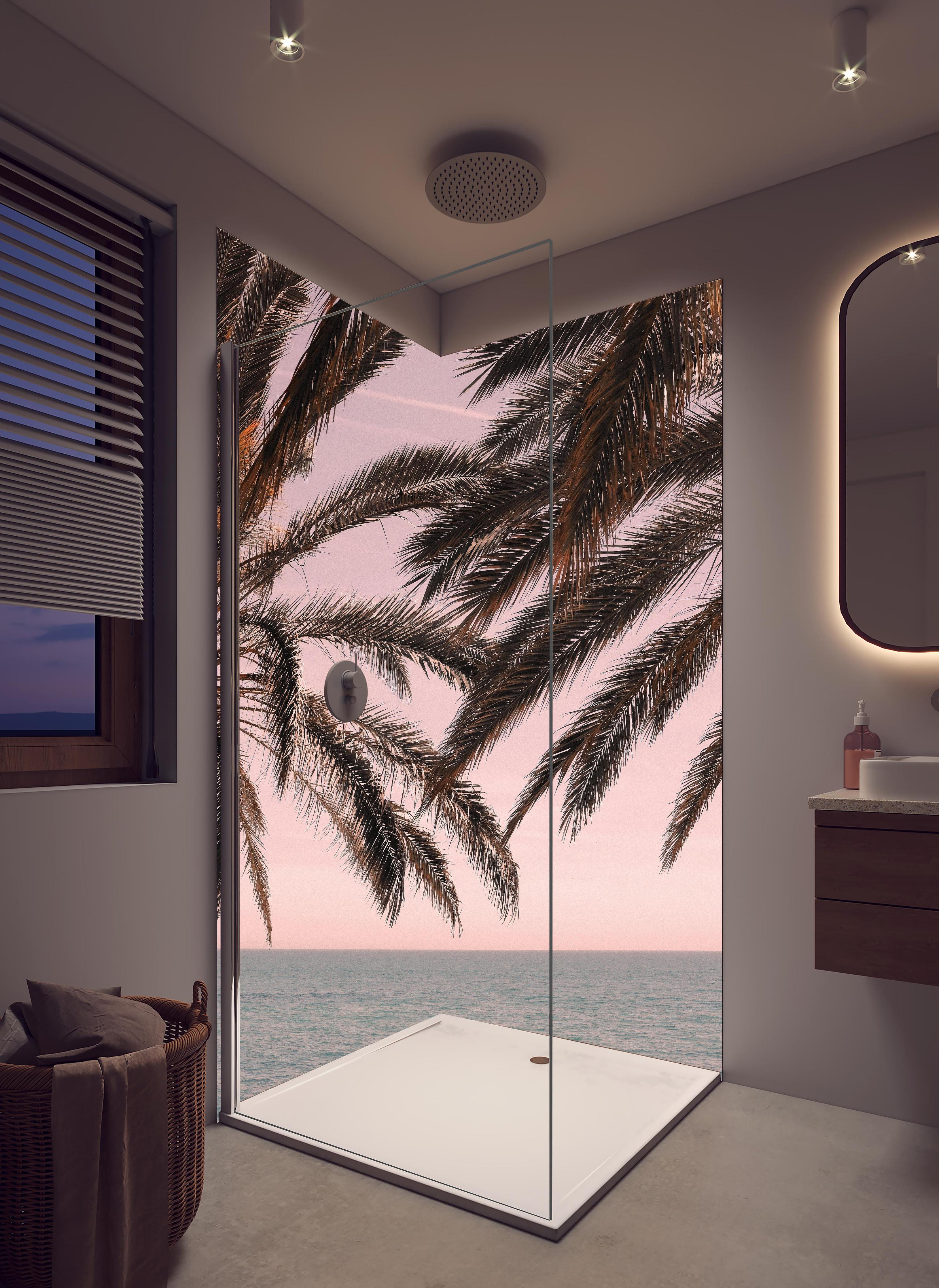 Duschrückwand - Palmen an der Küste in hellem Badezimmer mit Regenduschkopf - zweiteilige Eck-Duschrückwand