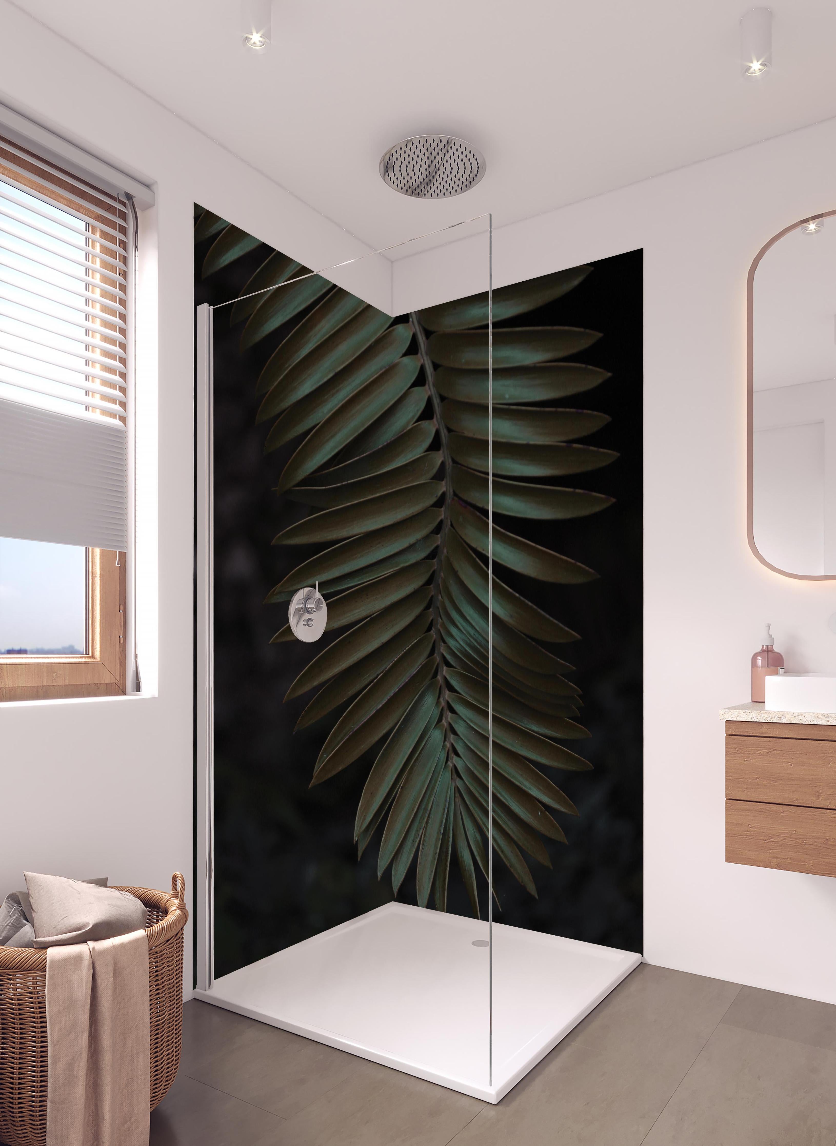 Duschrückwand - Palmenblätter in hellem Badezimmer mit Regenduschkopf - zweiteilige Eck-Duschrückwand