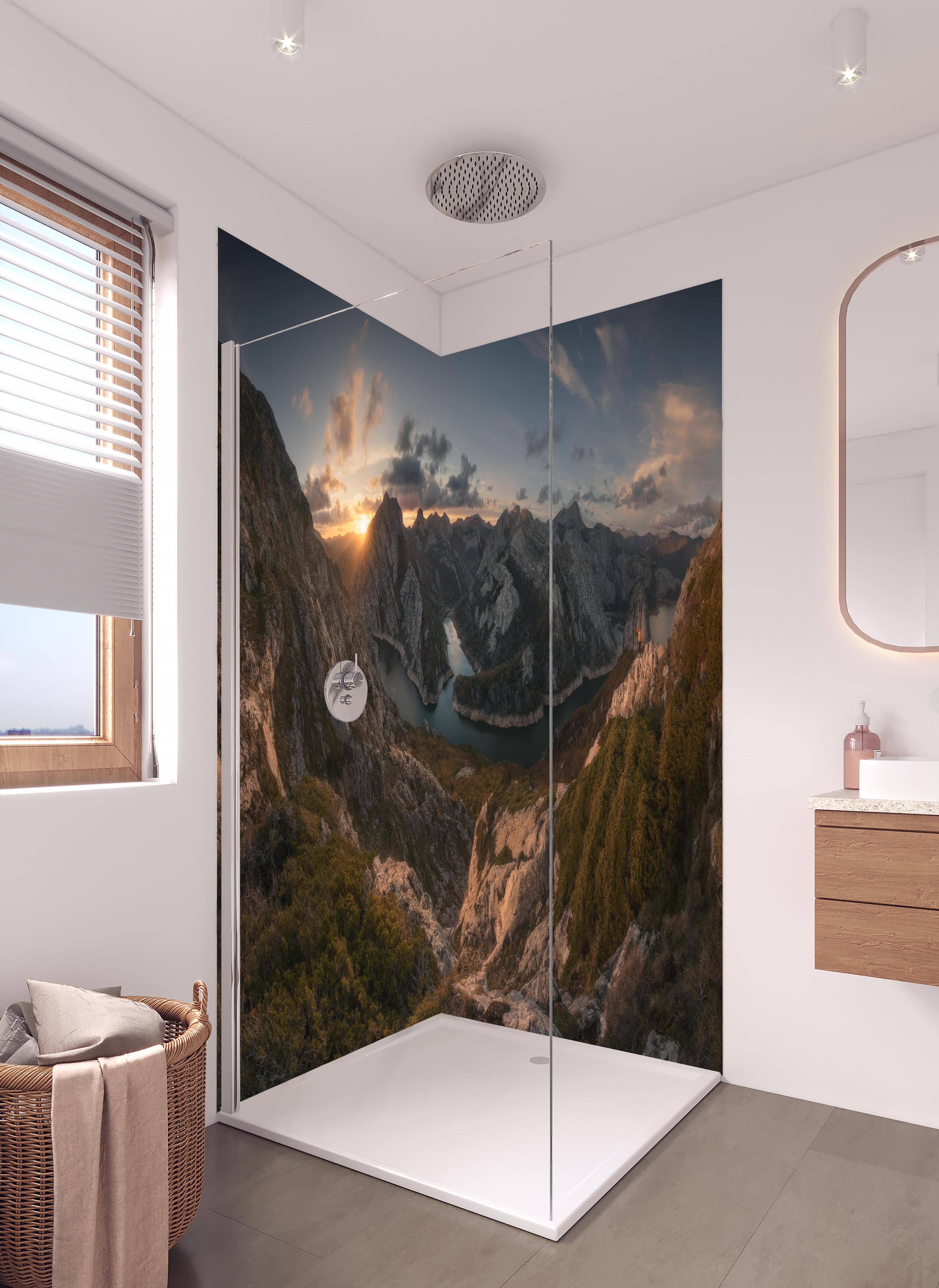 Duschrückwand - Panorama Sonnenaufgang über verschneiten Bergen in hellem Badezimmer mit Regenduschkopf - zweiteilige Eck-Duschrückwand