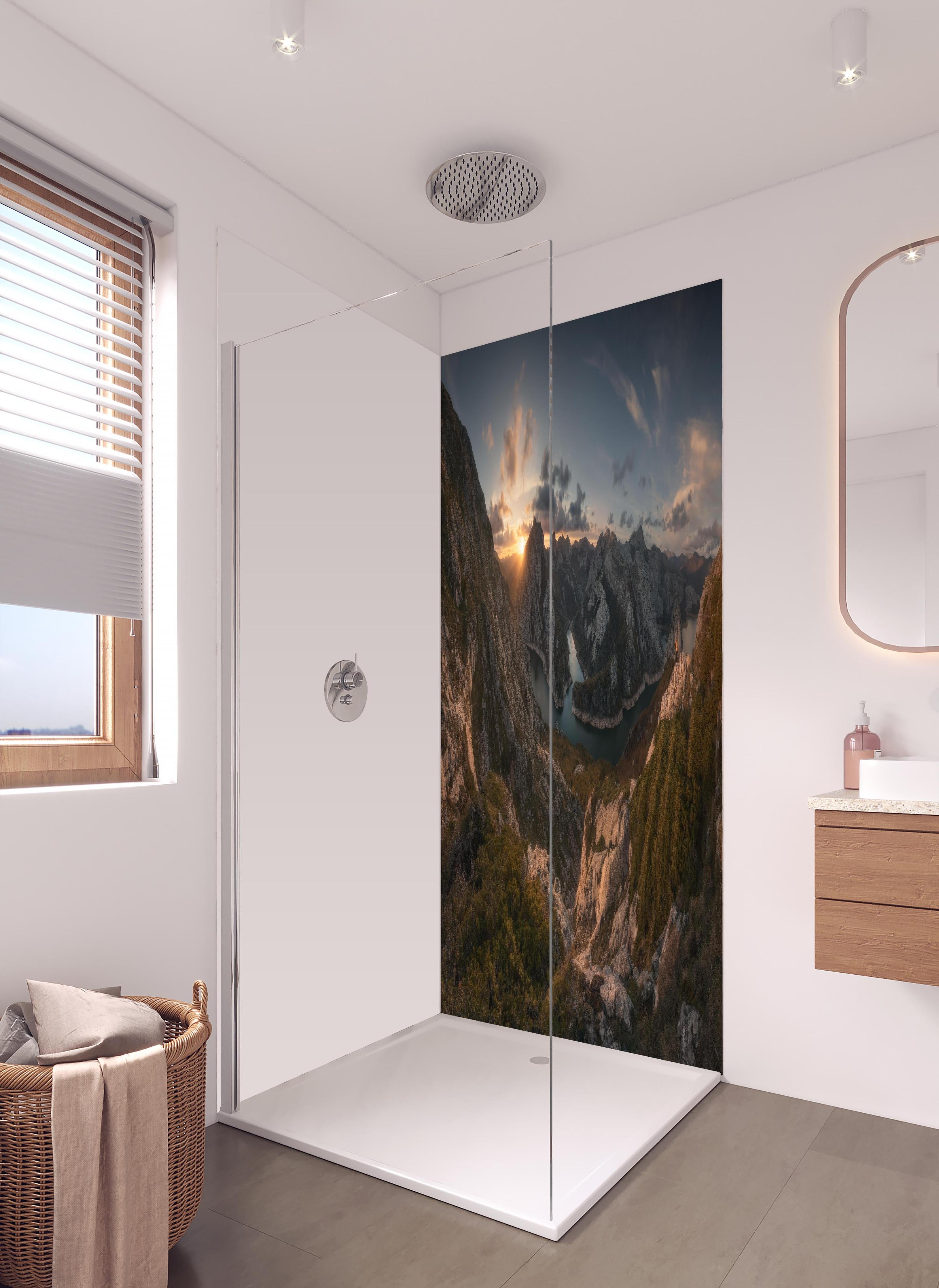 Duschrückwand - Panorama Sonnenaufgang über verschneiten Bergen in hellem Badezimmer mit Regenduschkopf - zweiteilige Eck-Duschrückwand