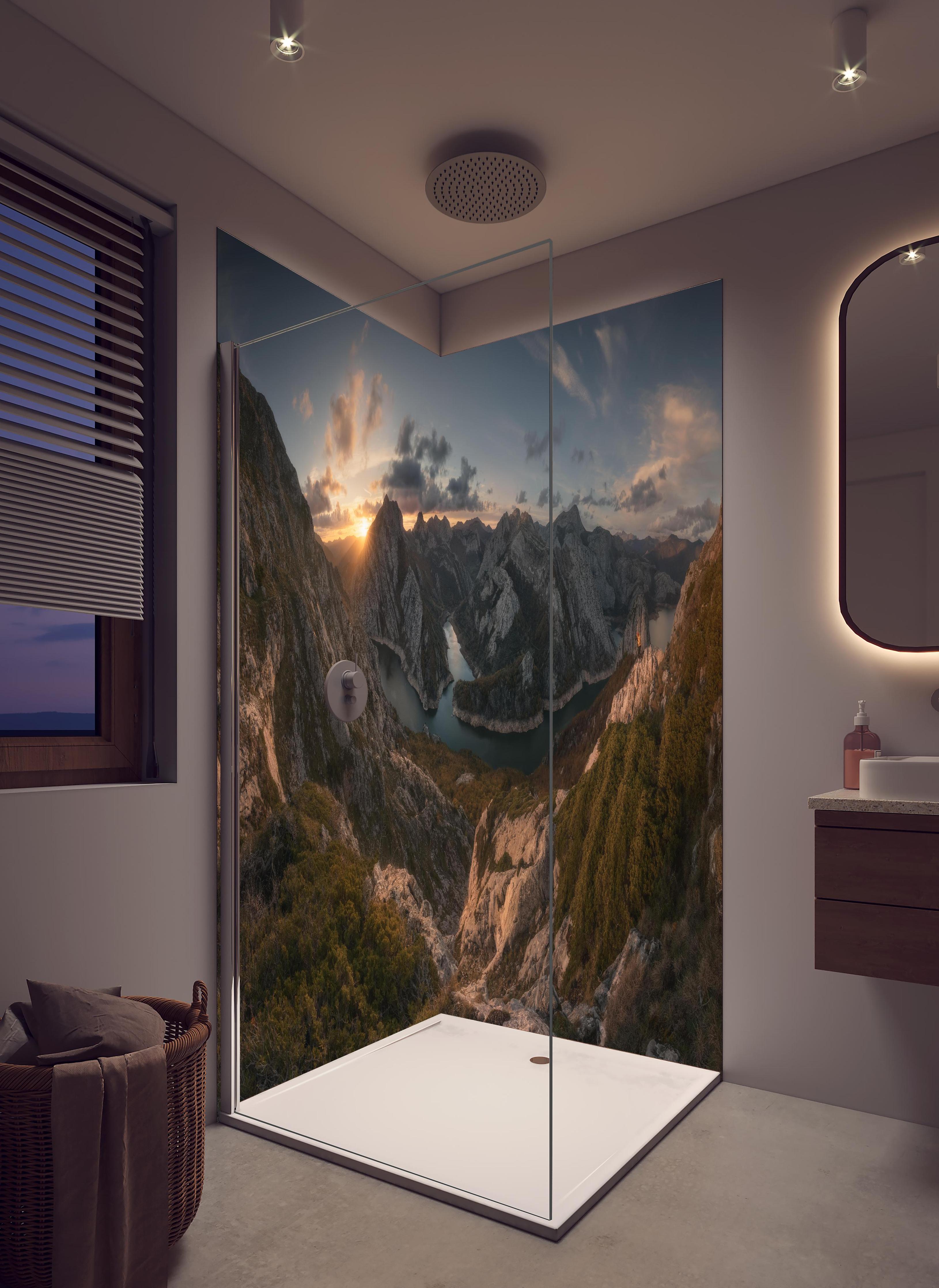 Duschrückwand - Panorama Sonnenaufgang über verschneiten Bergen in hellem Badezimmer mit Regenduschkopf - zweiteilige Eck-Duschrückwand