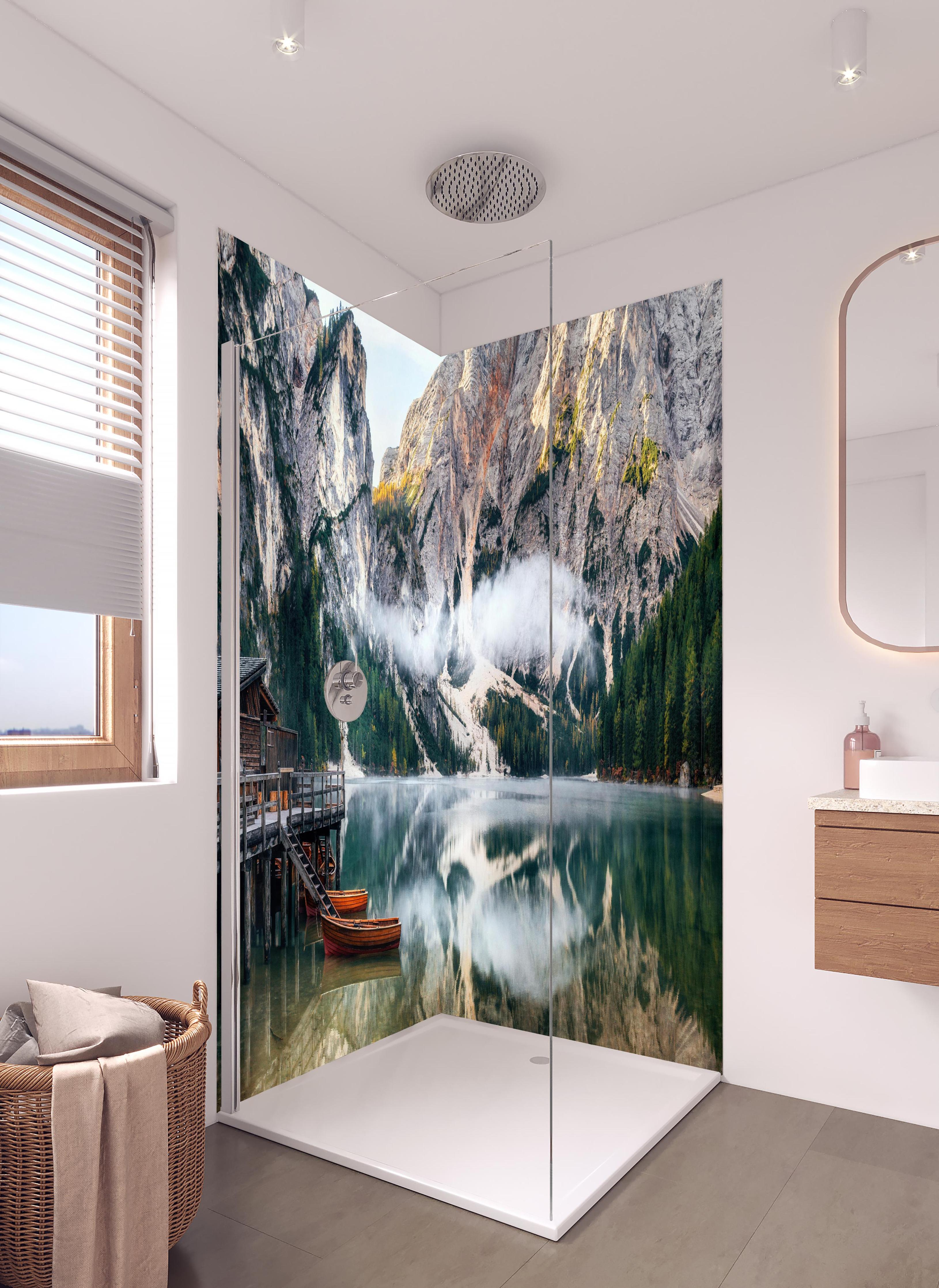 Duschrückwand - Panoramablick auf Pragser Wildsee in hellem Badezimmer mit Regenduschkopf - zweiteilige Eck-Duschrückwand