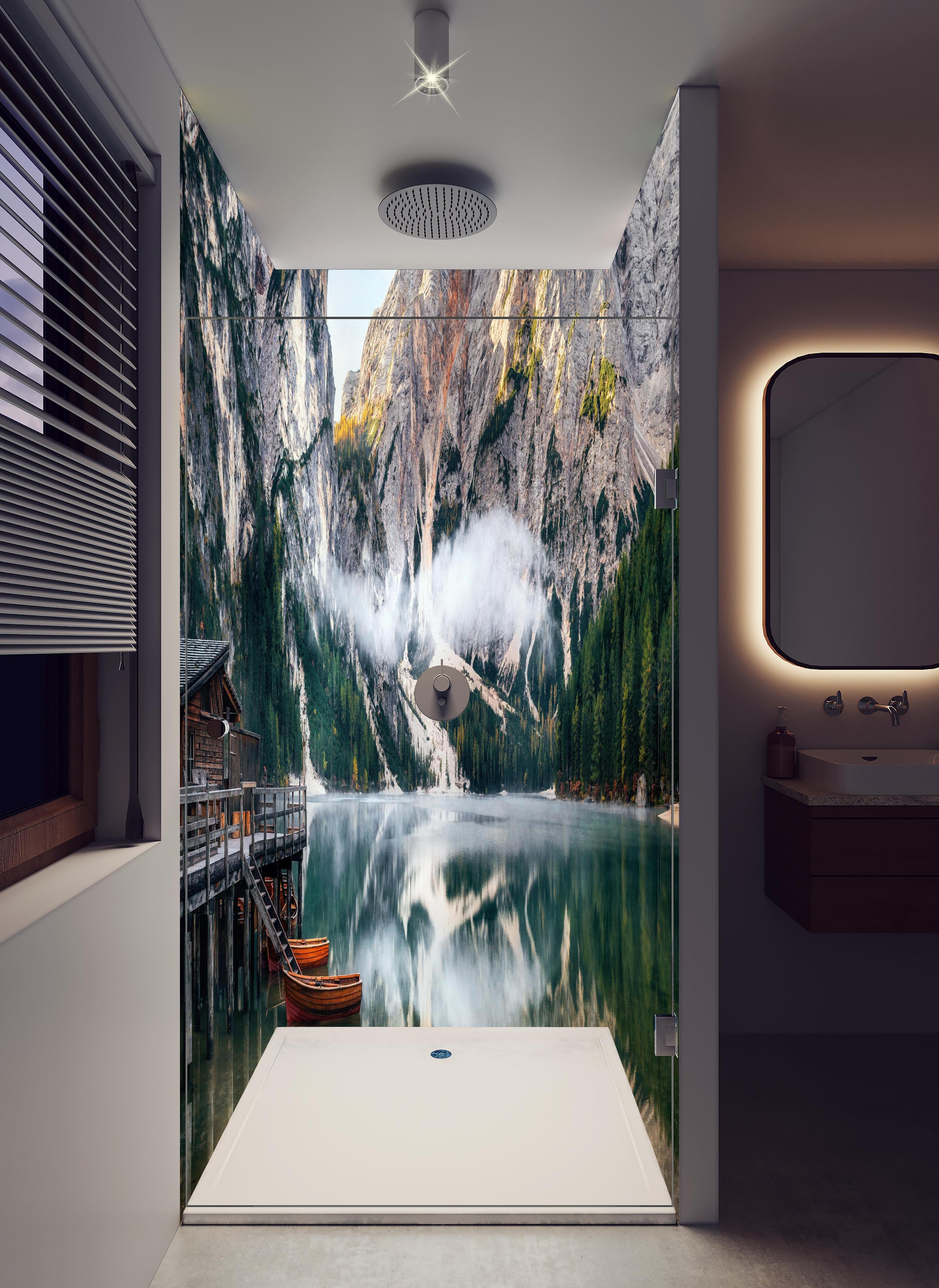 Duschrückwand - Panoramablick auf Pragser Wildsee in hellem Badezimmer mit Regenduschkopf - zweiteilige Eck-Duschrückwand
