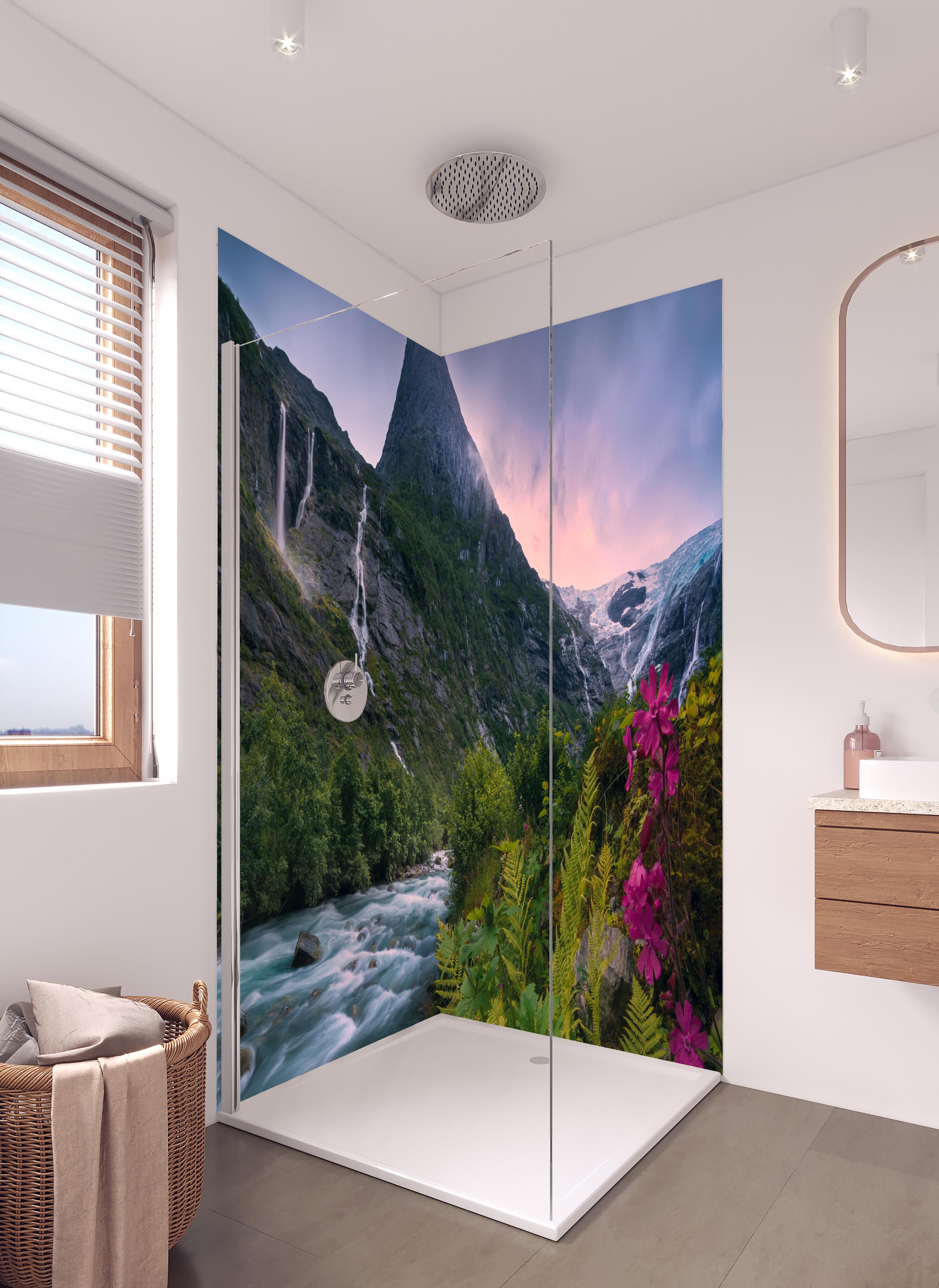 Duschrückwand - Paradiesische Berglandschaft in Norwegen in hellem Badezimmer mit Regenduschkopf - zweiteilige Eck-Duschrückwand