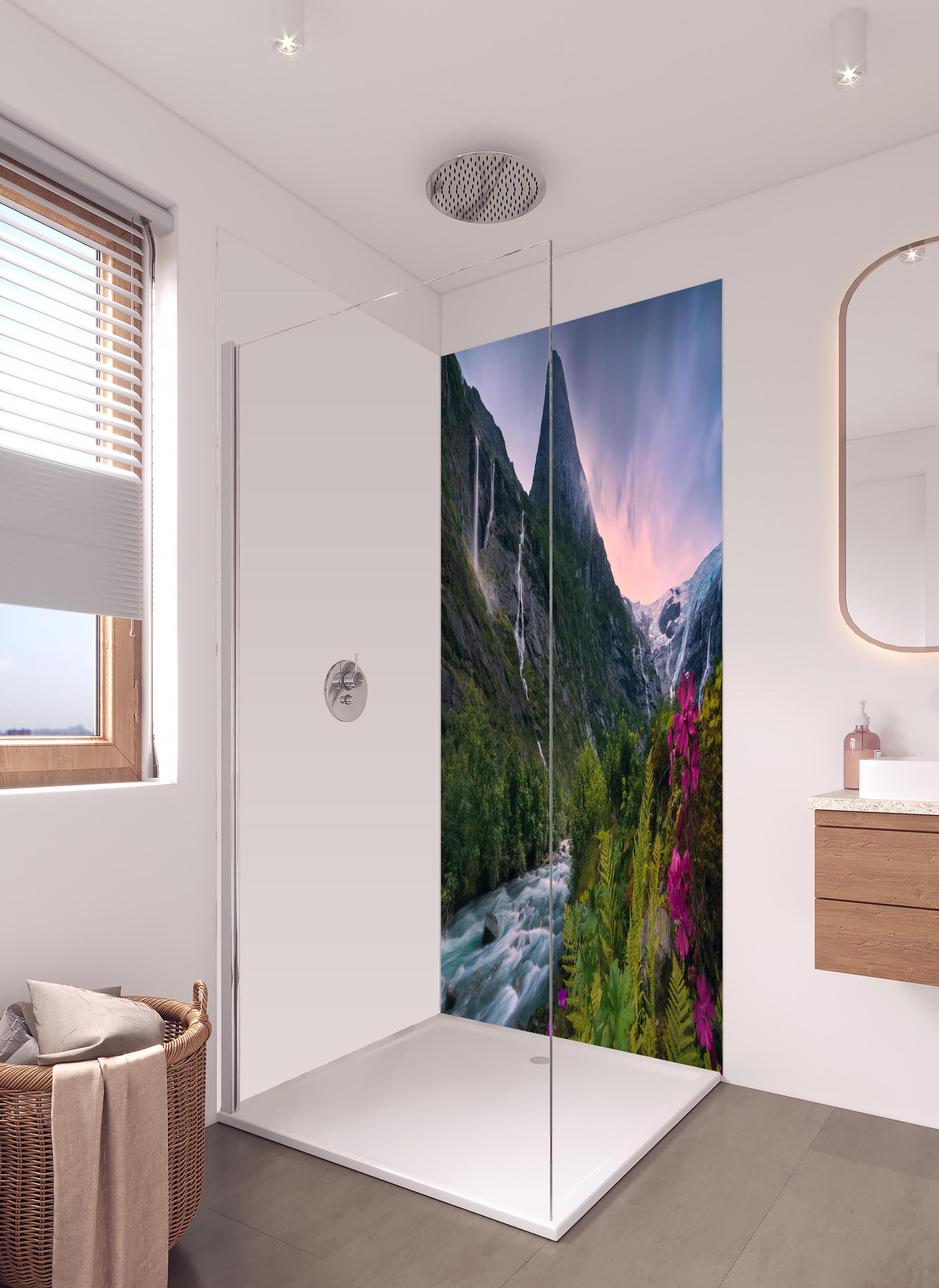 Duschrückwand - Paradiesische Berglandschaft in Norwegen in hellem Badezimmer mit Regenduschkopf - zweiteilige Eck-Duschrückwand