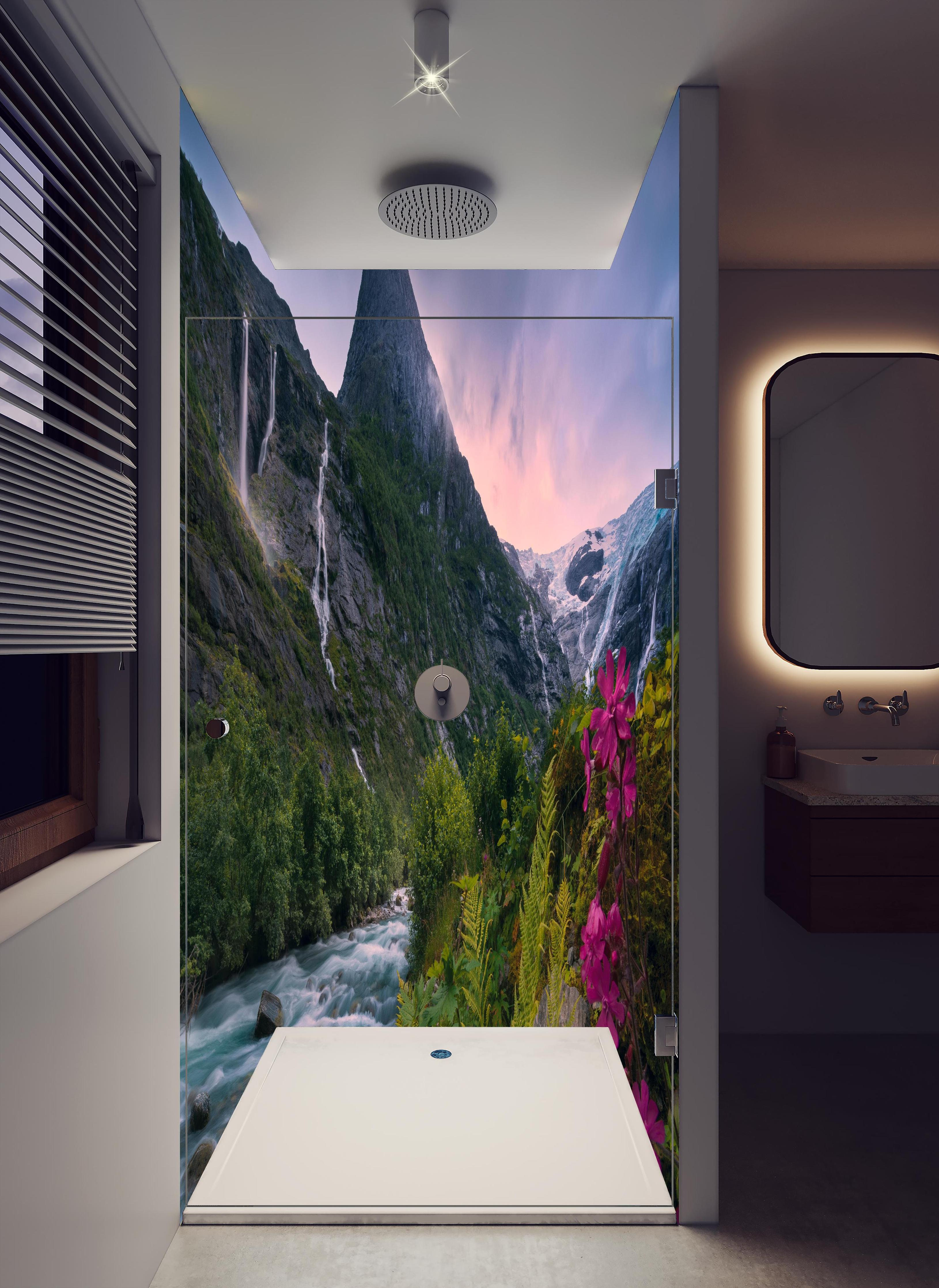 Duschrückwand - Paradiesische Berglandschaft in Norwegen in hellem Badezimmer mit Regenduschkopf - zweiteilige Eck-Duschrückwand