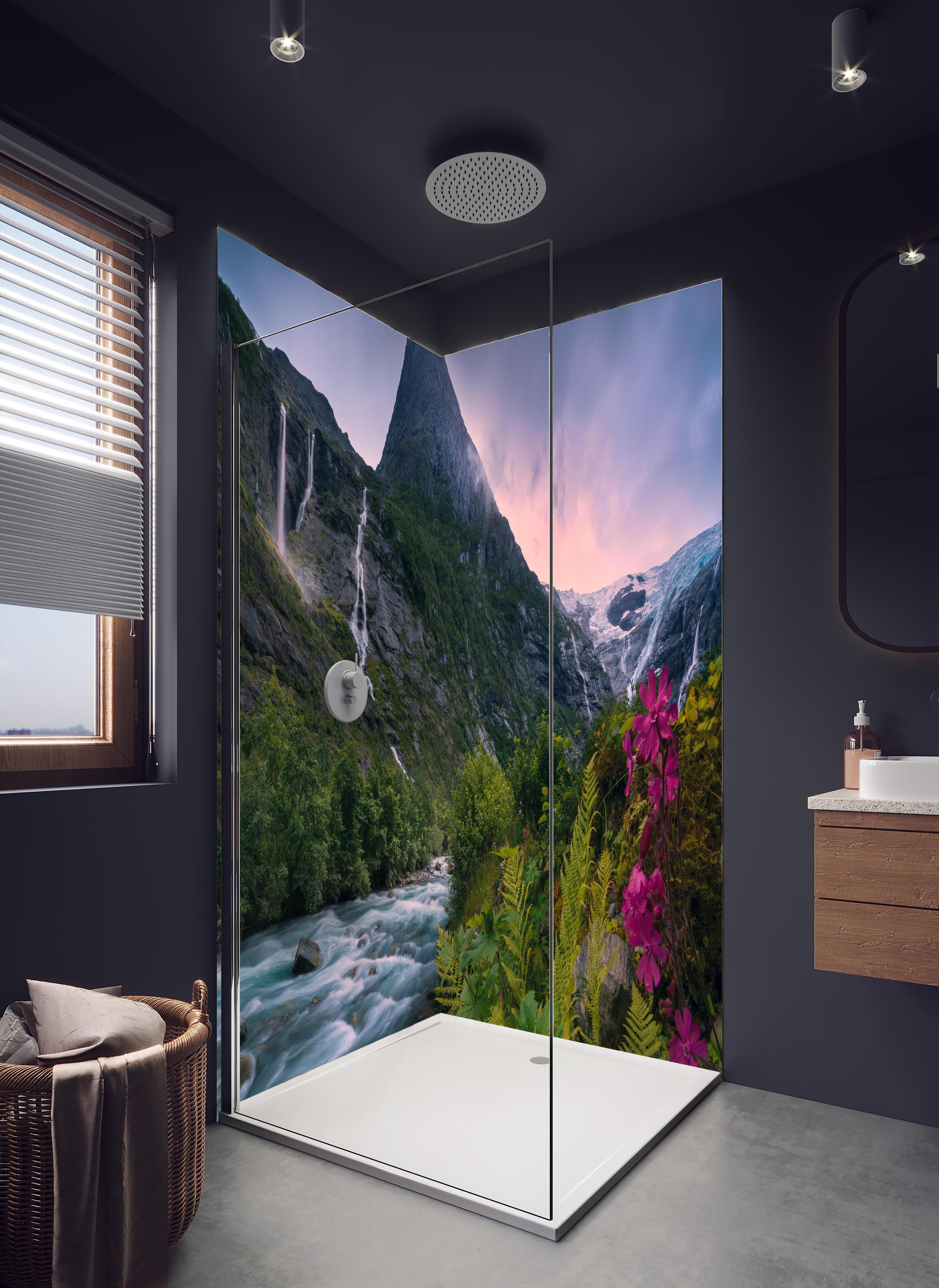 Duschrückwand - Paradiesische Berglandschaft in Norwegen in hellem Badezimmer mit Regenduschkopf - zweiteilige Eck-Duschrückwand