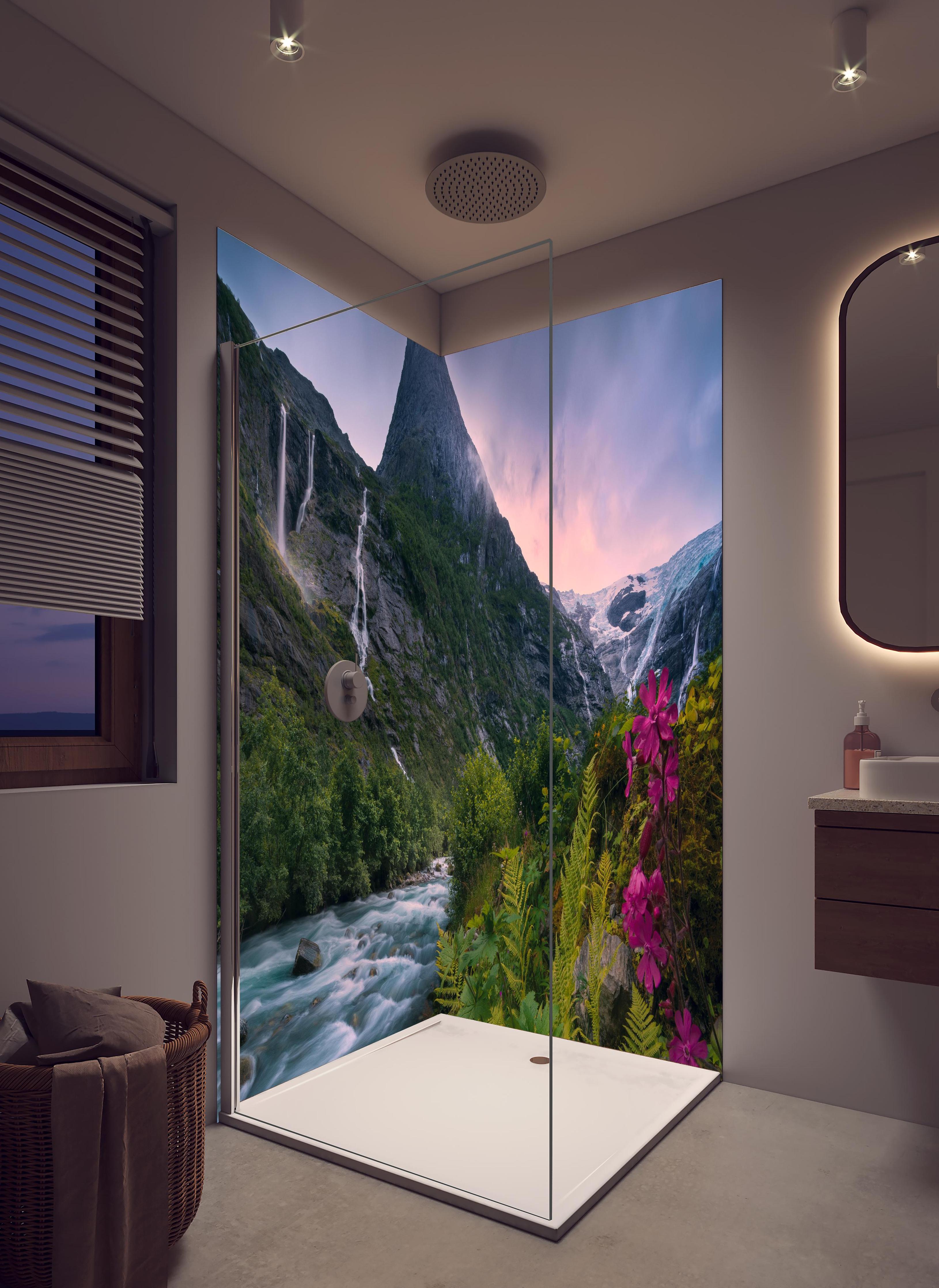 Duschrückwand - Paradiesische Berglandschaft in Norwegen in hellem Badezimmer mit Regenduschkopf - zweiteilige Eck-Duschrückwand