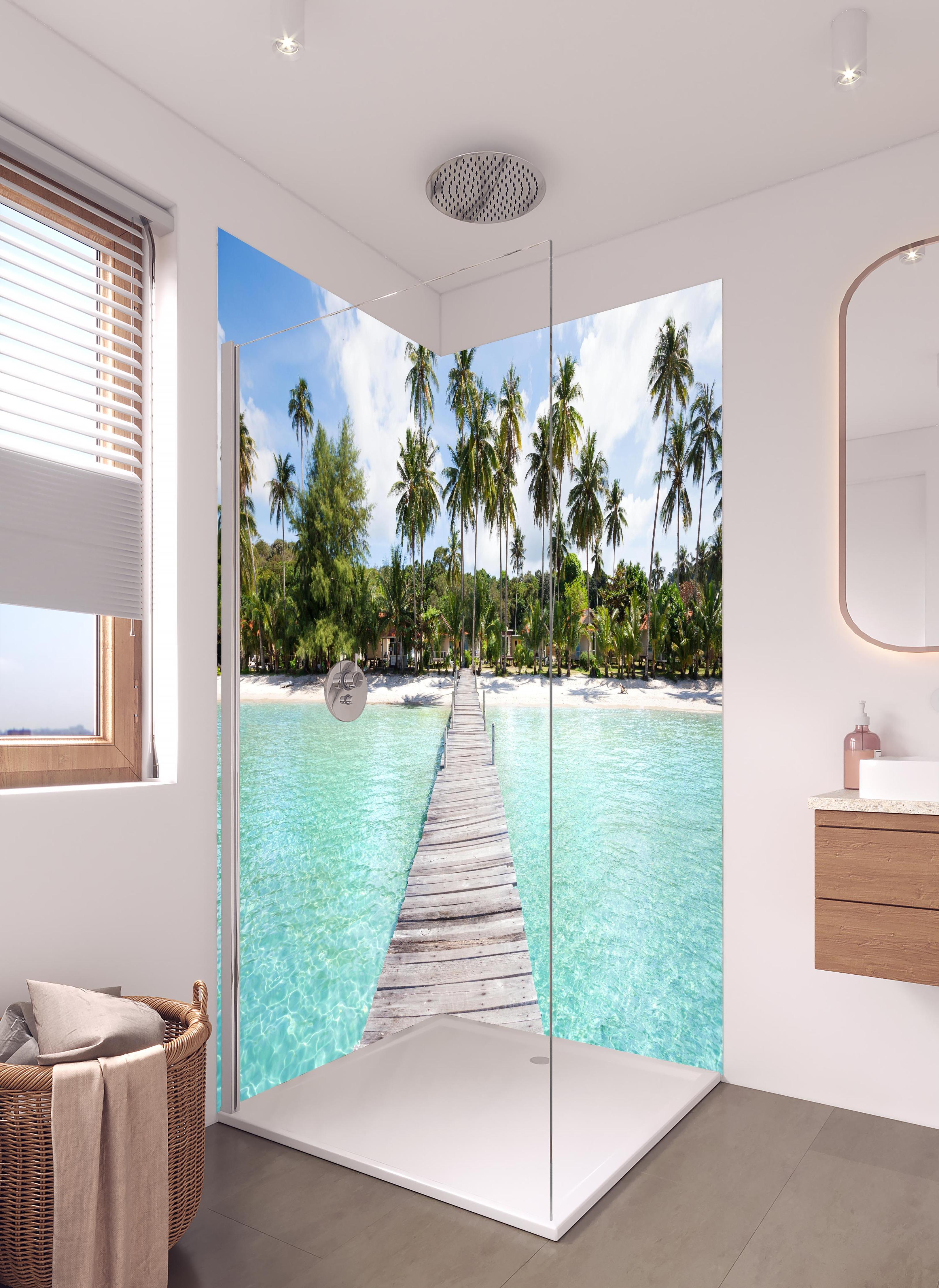 Duschrückwand - Paradiesischer Pier in Thailand in hellem Badezimmer mit Regenduschkopf - zweiteilige Eck-Duschrückwand