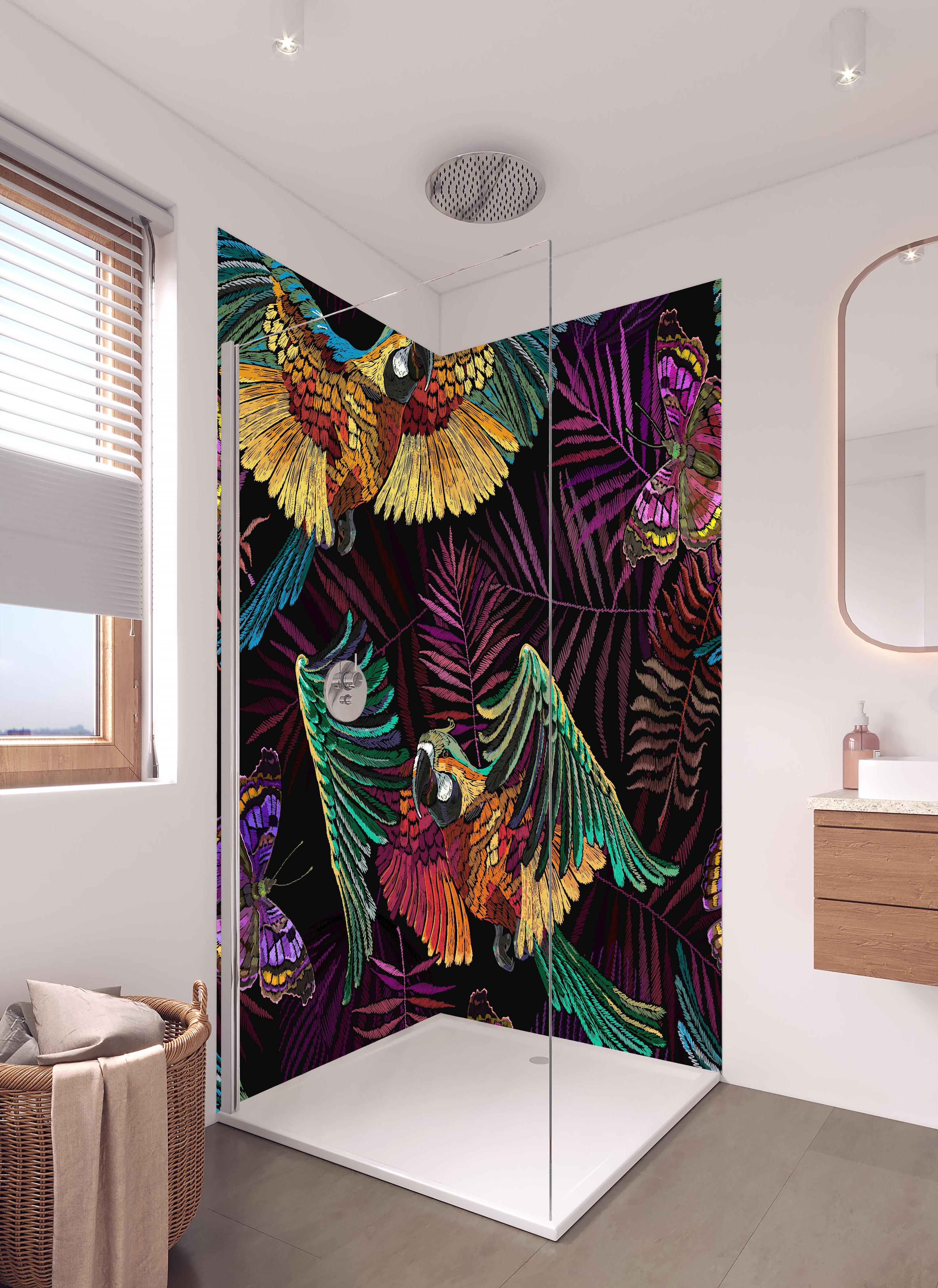 Duschrückwand - Paradiesisches Dschungel-Papageien Design in hellem Badezimmer mit Regenduschkopf - zweiteilige Eck-Duschrückwand