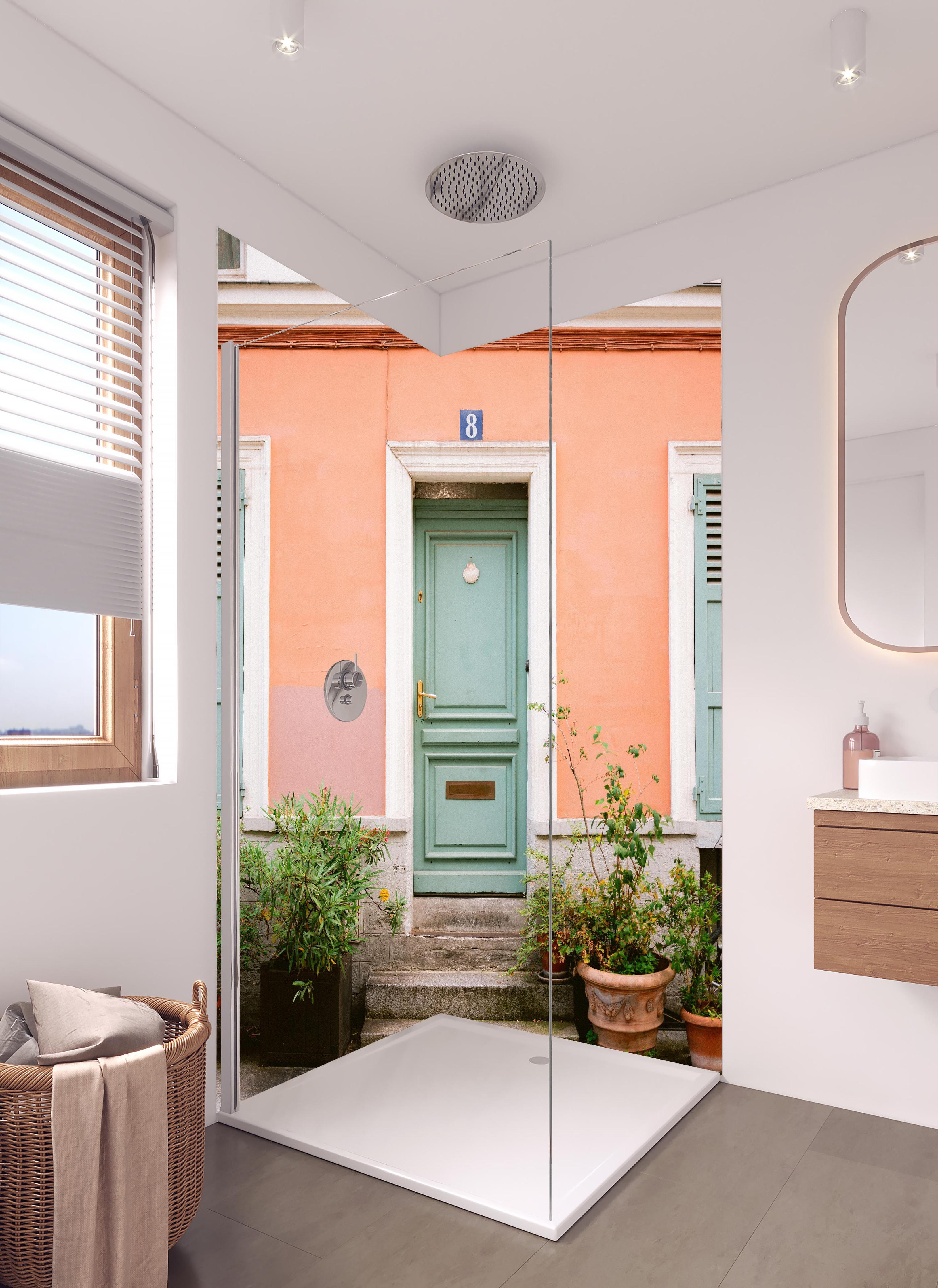 Duschrückwand - Pastellfarbenes Haus mit Tür in Paris in hellem Badezimmer mit Regenduschkopf - zweiteilige Eck-Duschrückwand