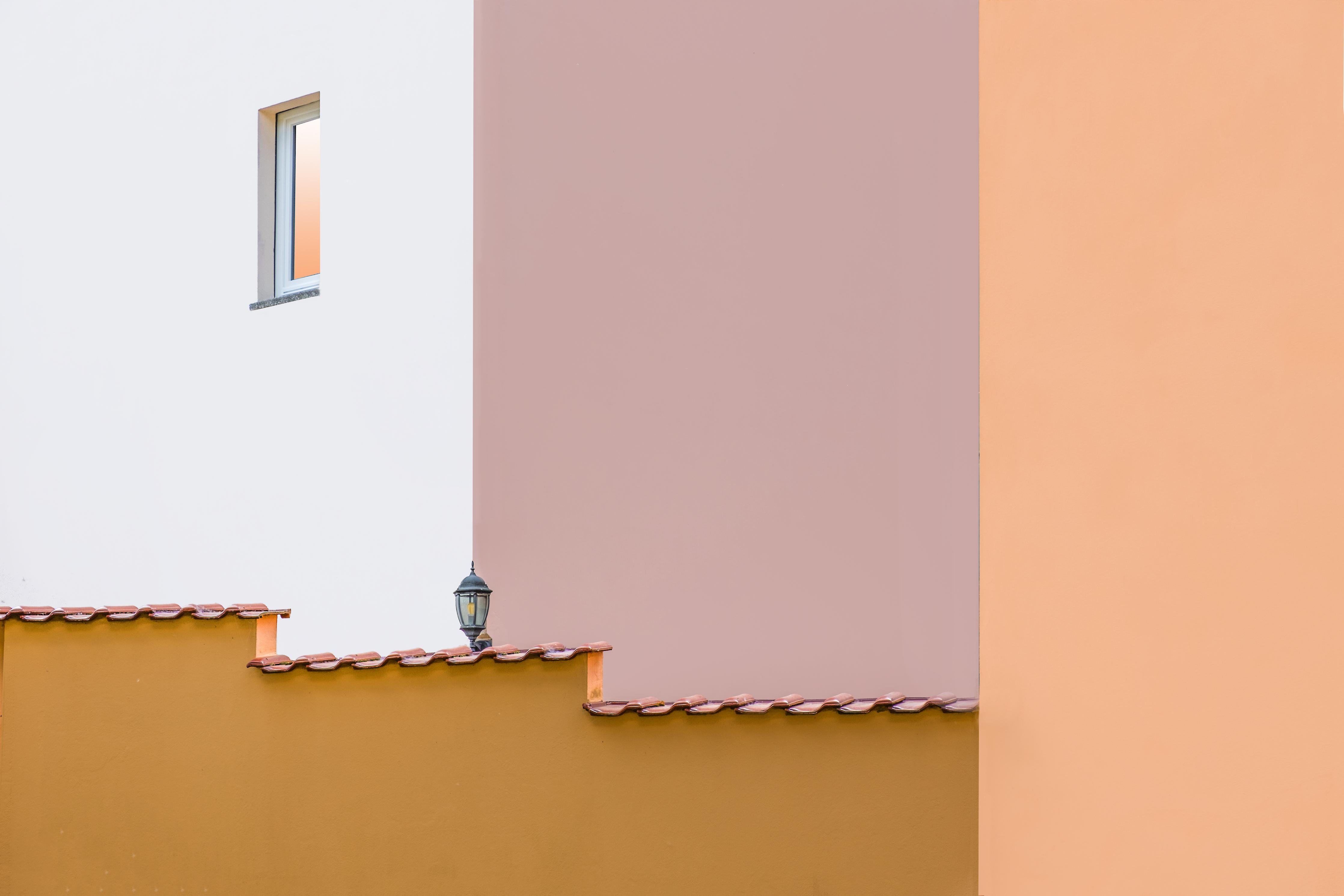 Duschrückwand-Pastelltöne in urbaner Architektur bei Dämmerung