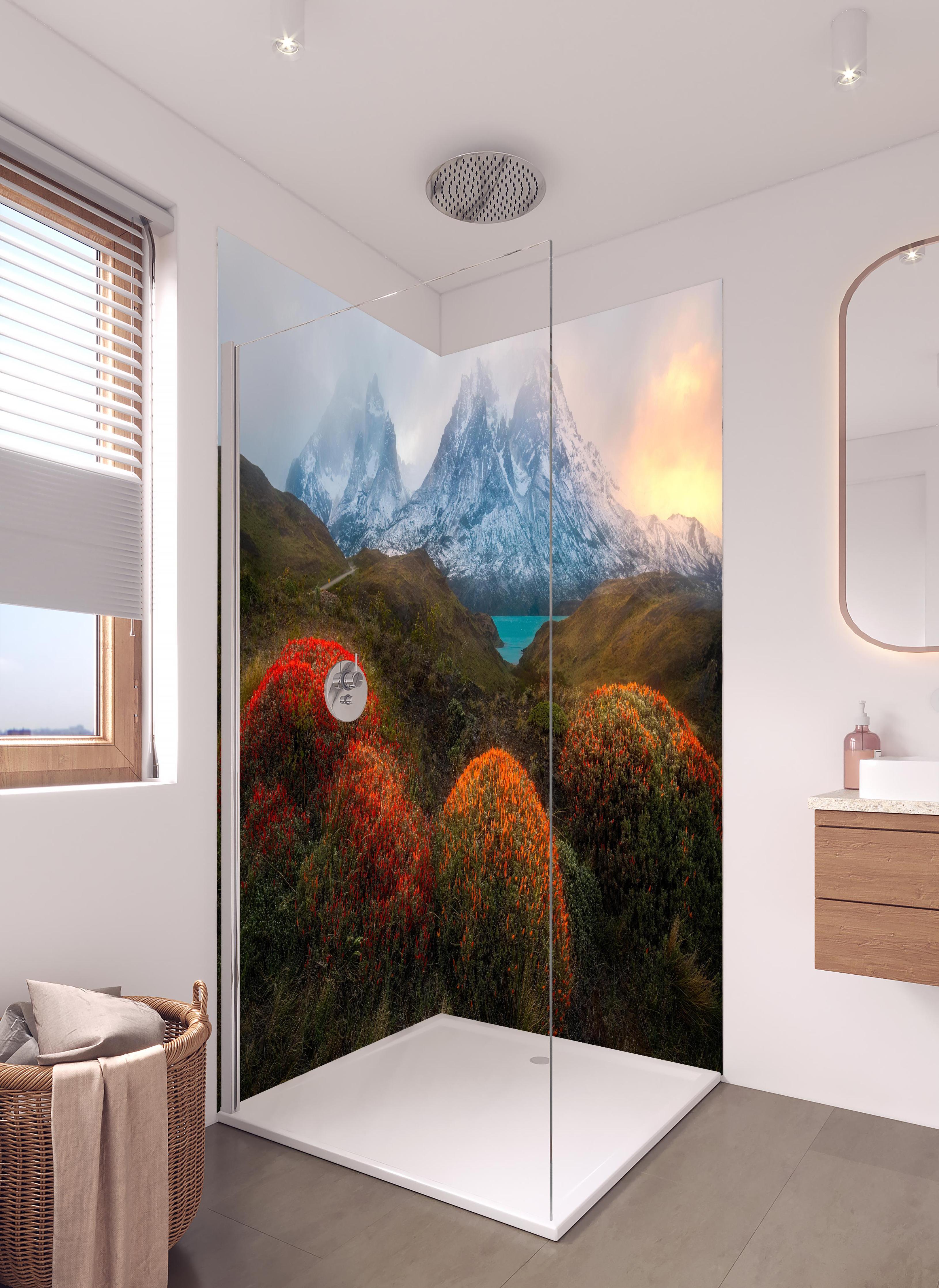 Duschrückwand - Patagonischer Frühling mit schneebedeckten Gipfeln in hellem Badezimmer mit Regenduschkopf - zweiteilige Eck-Duschrückwand