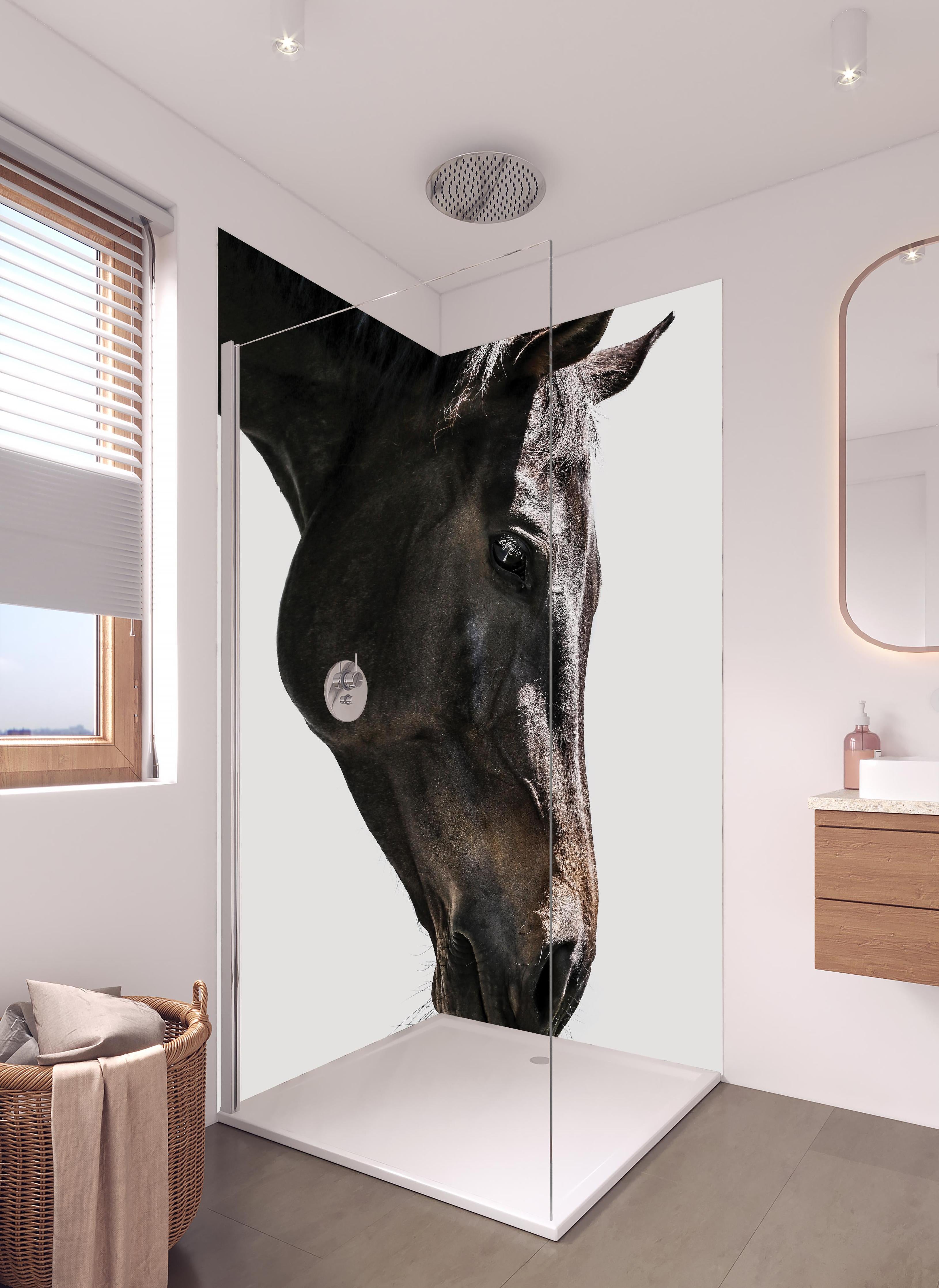 Duschrückwand - Pferd - Nahaufnahme in hellem Badezimmer mit Regenduschkopf - zweiteilige Eck-Duschrückwand