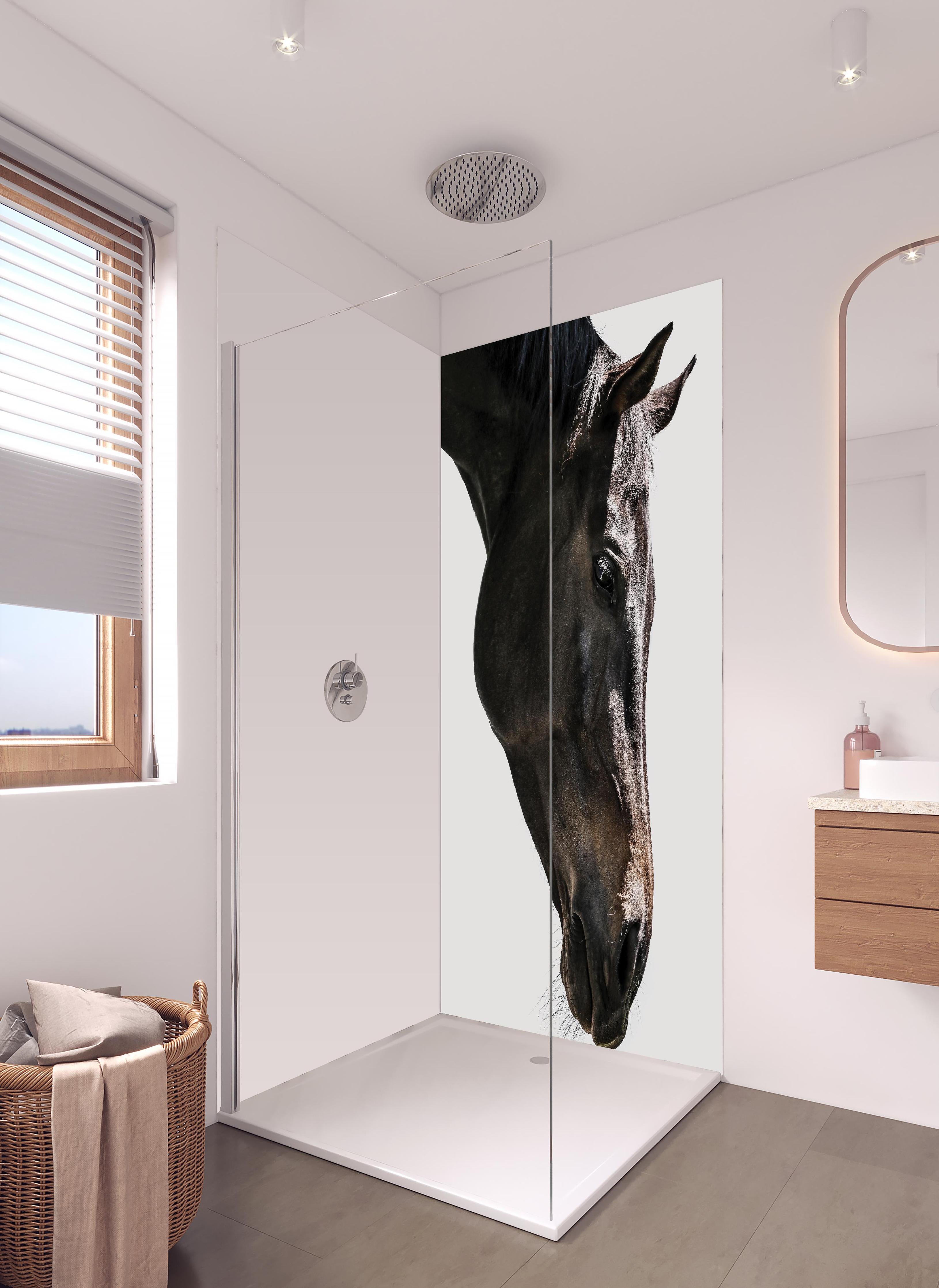 Duschrückwand - Pferd - Nahaufnahme in hellem Badezimmer mit Regenduschkopf - zweiteilige Eck-Duschrückwand