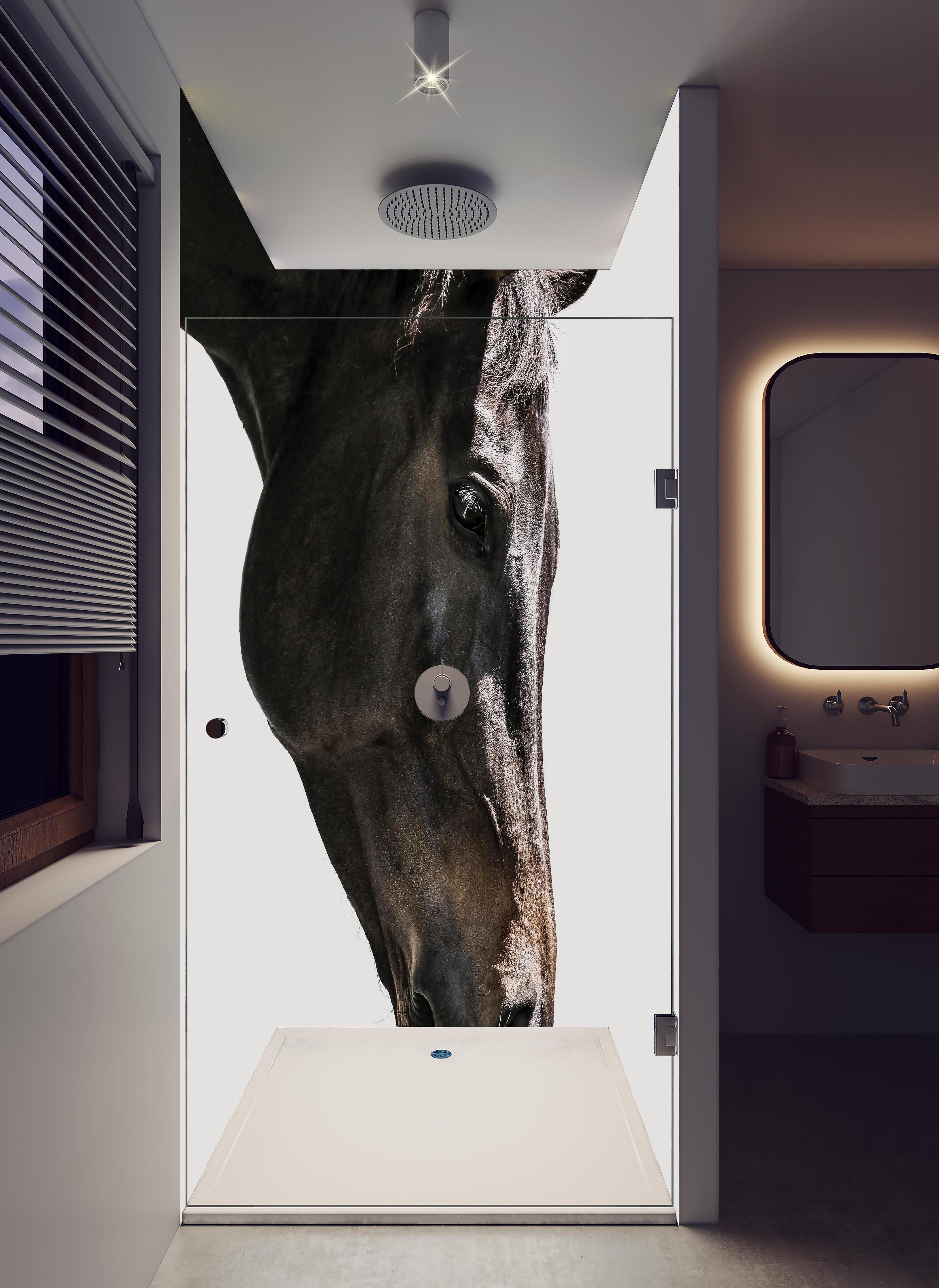 Duschrückwand - Pferd - Nahaufnahme in hellem Badezimmer mit Regenduschkopf - zweiteilige Eck-Duschrückwand