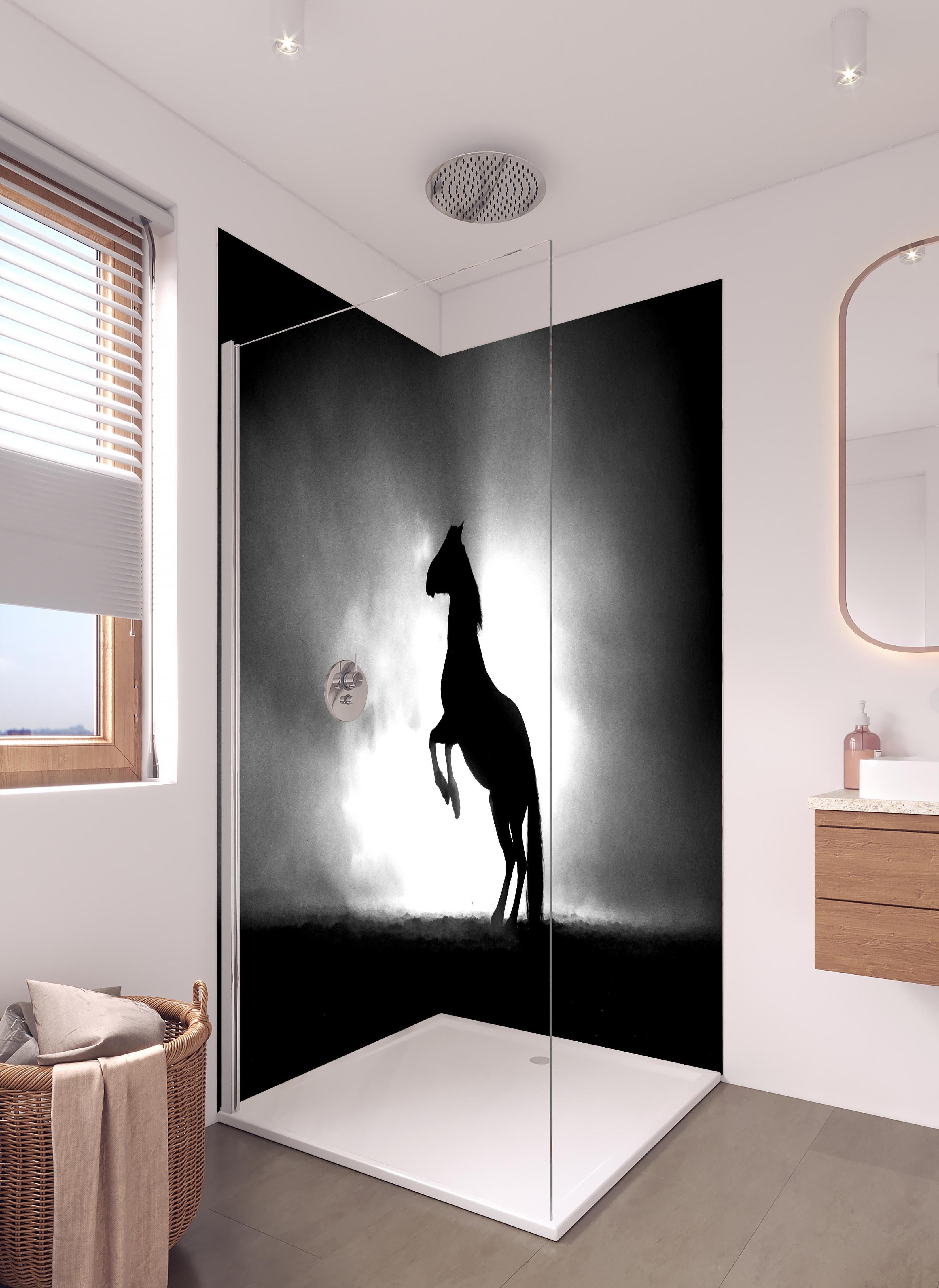 Duschrückwand - Pferd-Aufzucht in Schwarz-Weiß in hellem Badezimmer mit Regenduschkopf - zweiteilige Eck-Duschrückwand