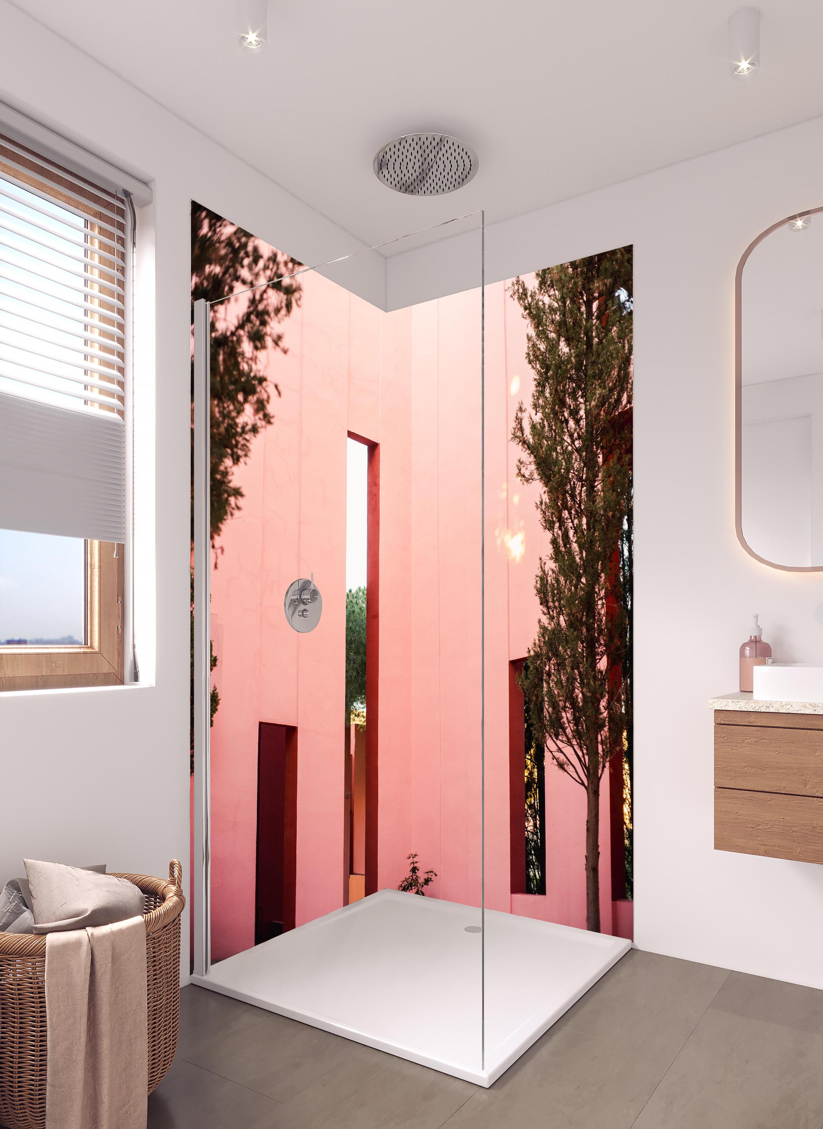 Duschrückwand - Pink-Rote Muralla Roja Fotografie in hellem Badezimmer mit Regenduschkopf - zweiteilige Eck-Duschrückwand