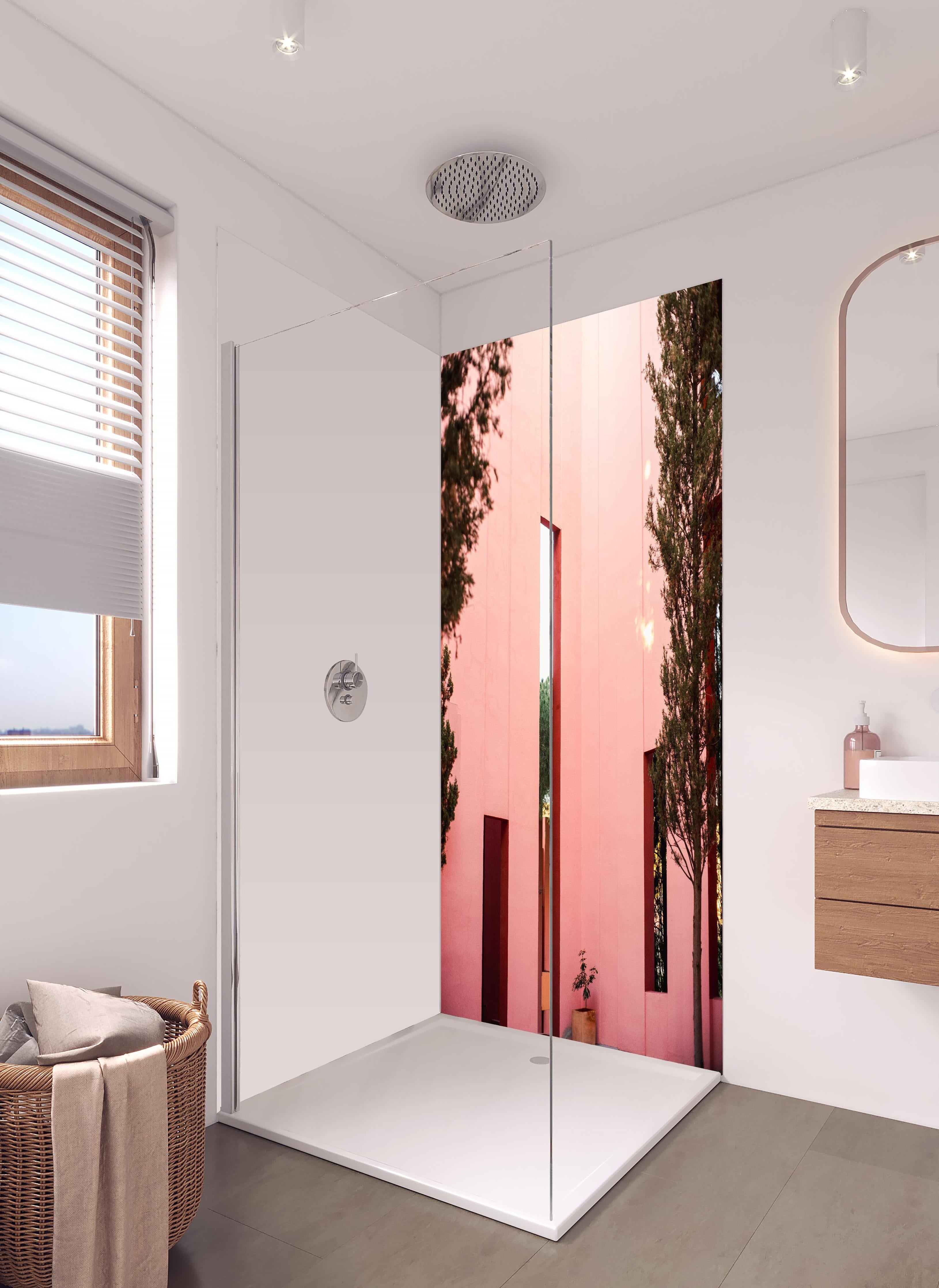 Duschrückwand - Pink-Rote Muralla Roja Fotografie in hellem Badezimmer mit Regenduschkopf - zweiteilige Eck-Duschrückwand