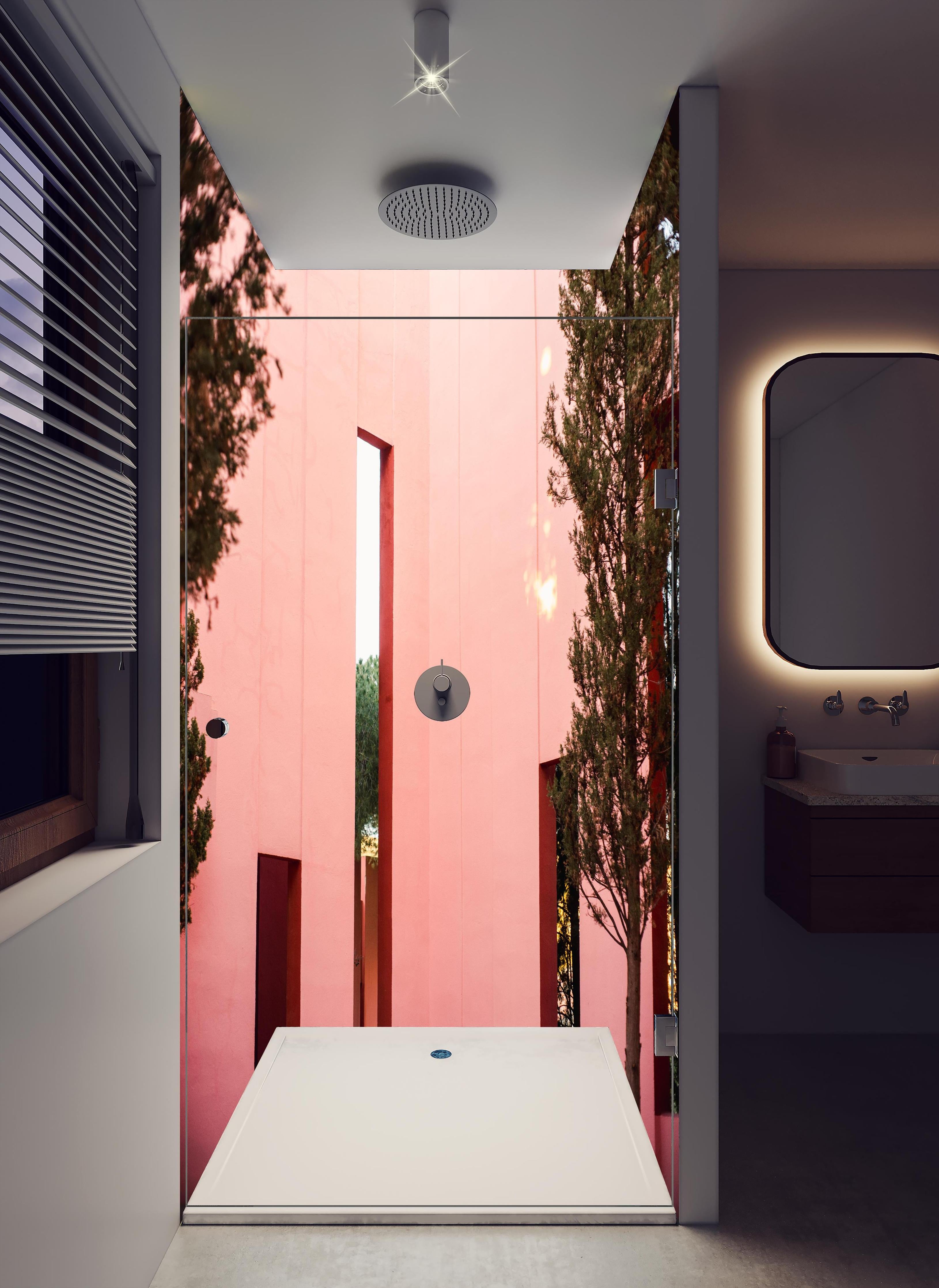Duschrückwand - Pink-Rote Muralla Roja Fotografie in hellem Badezimmer mit Regenduschkopf - zweiteilige Eck-Duschrückwand