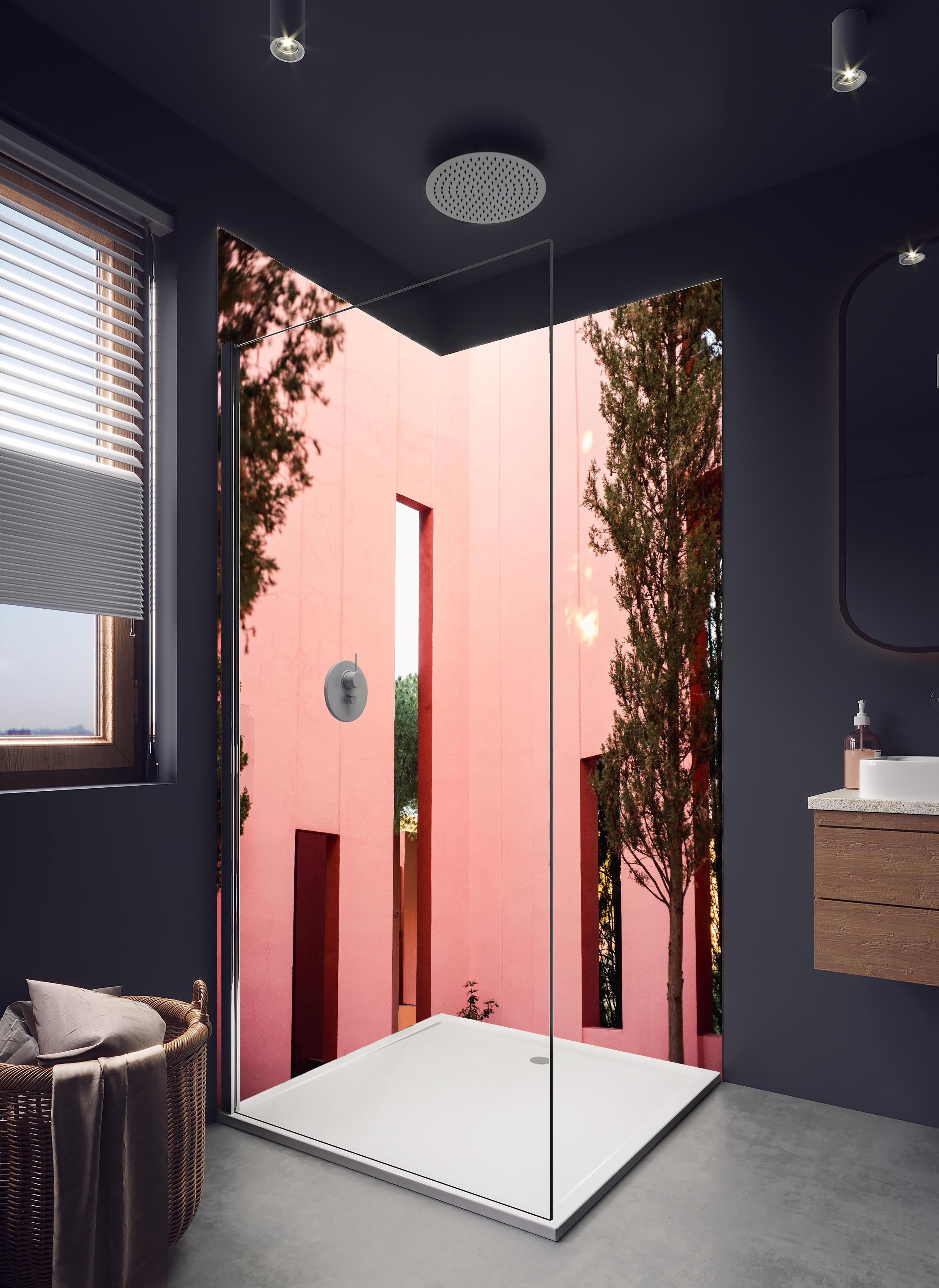 Duschrückwand - Pink-Rote Muralla Roja Fotografie in hellem Badezimmer mit Regenduschkopf - zweiteilige Eck-Duschrückwand