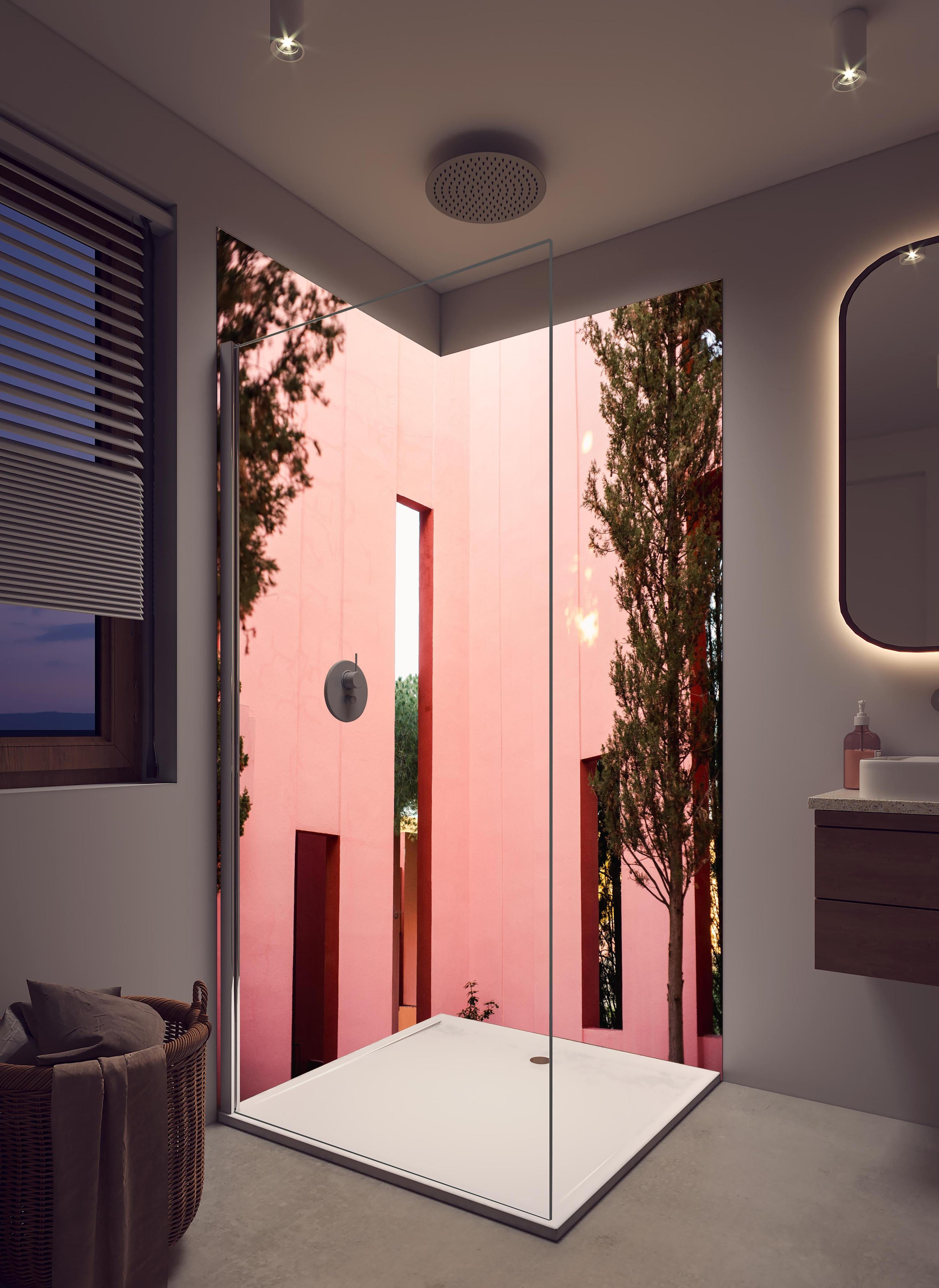 Duschrückwand - Pink-Rote Muralla Roja Fotografie in hellem Badezimmer mit Regenduschkopf - zweiteilige Eck-Duschrückwand