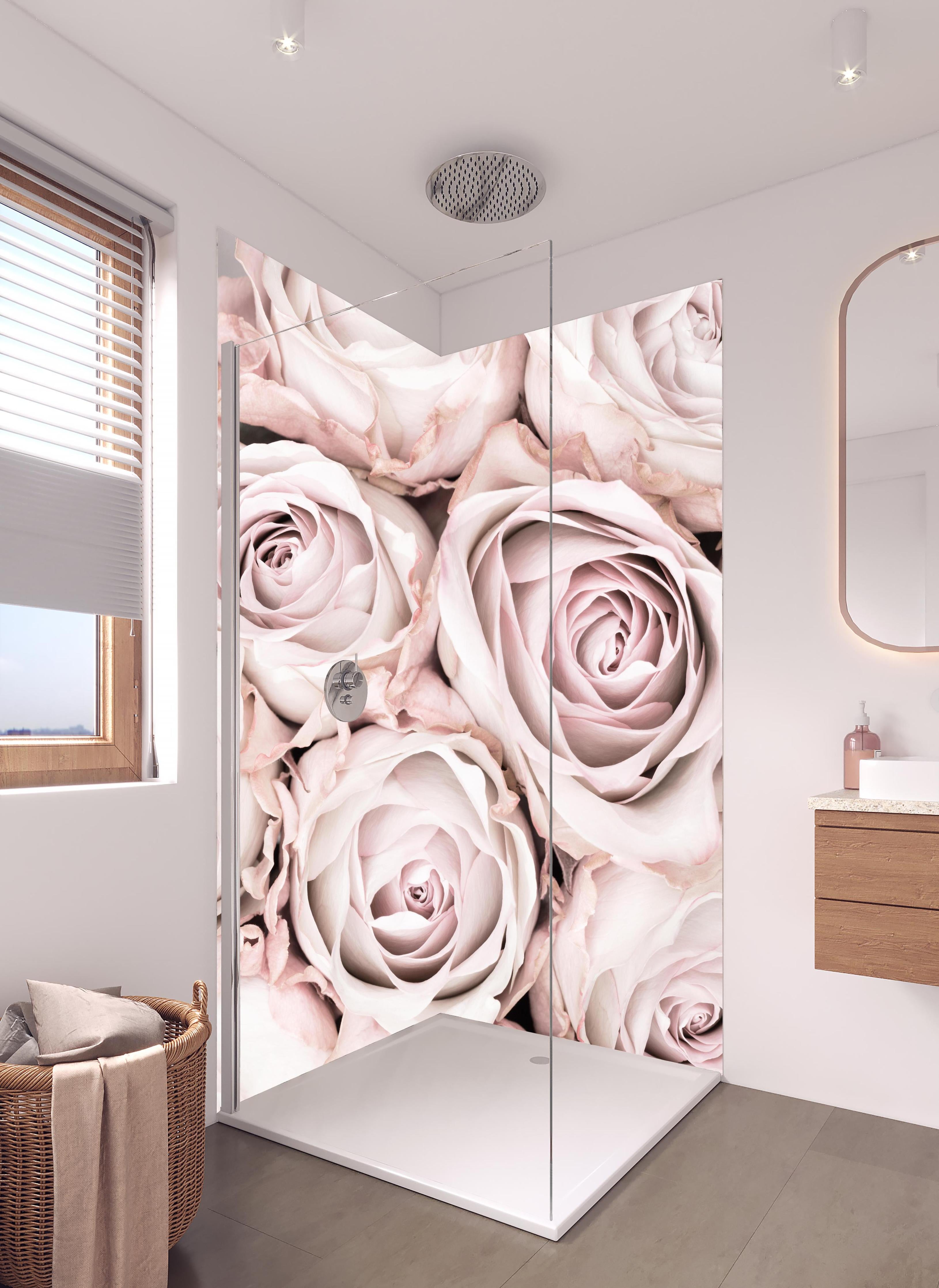 Duschrückwand - Pinke Rosen - Floral in hellem Badezimmer mit Regenduschkopf - zweiteilige Eck-Duschrückwand