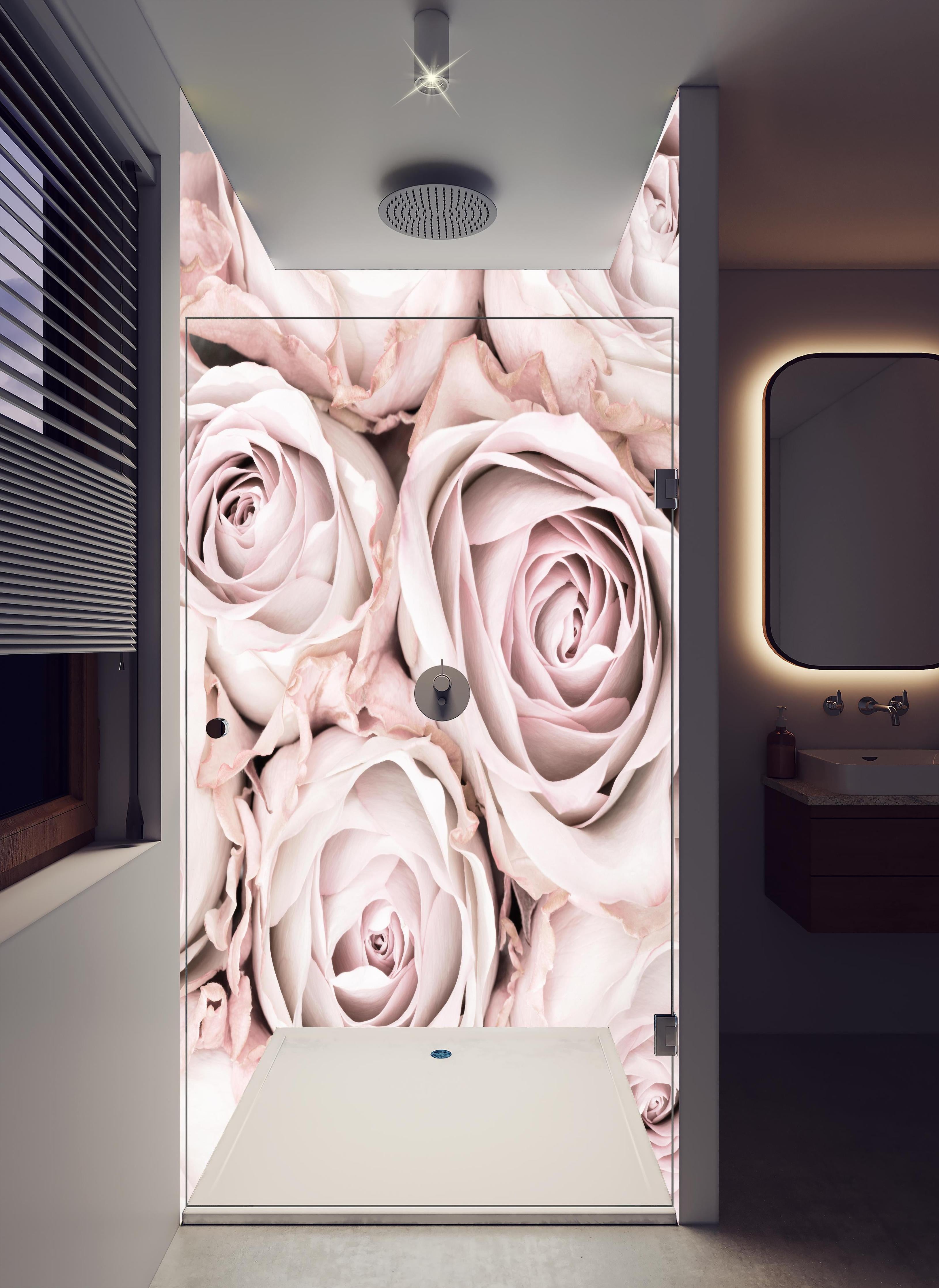 Duschrückwand - Pinke Rosen - Floral in hellem Badezimmer mit Regenduschkopf - zweiteilige Eck-Duschrückwand