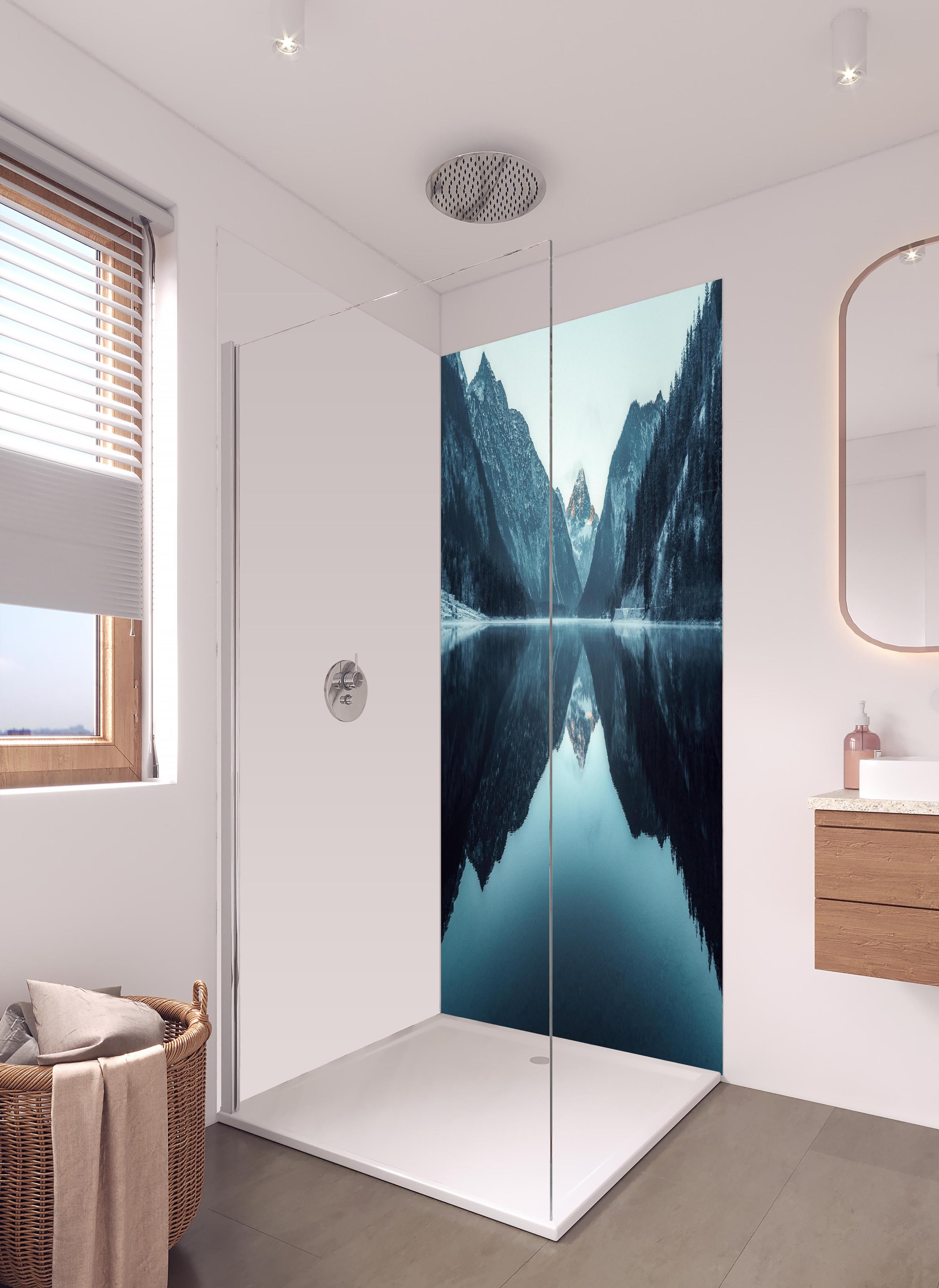 Duschrückwand - Plansee im Winter - Österreich in hellem Badezimmer mit Regenduschkopf - zweiteilige Eck-Duschrückwand