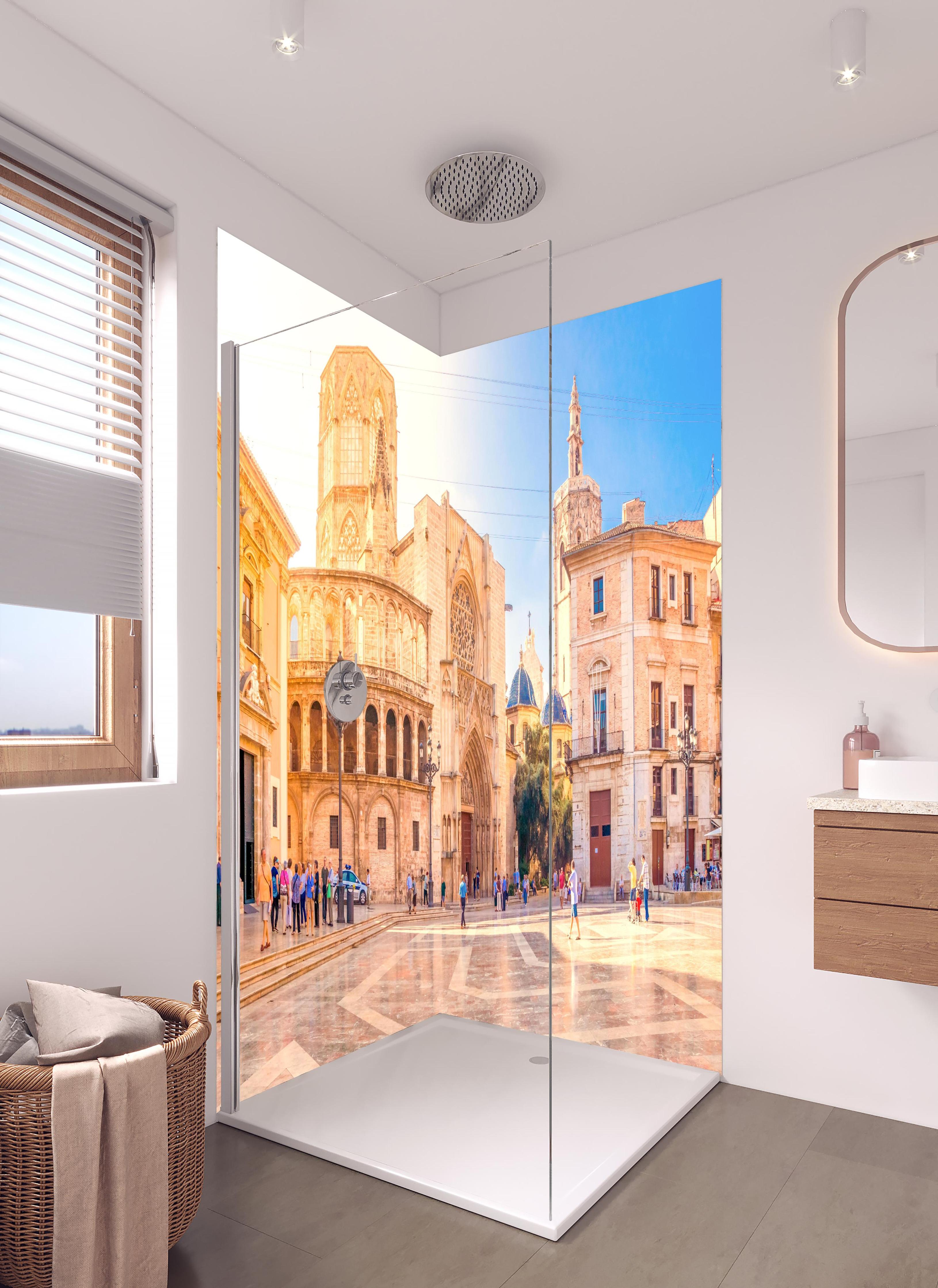 Duschrückwand - Plaza de la Virgen in Spanien in hellem Badezimmer mit Regenduschkopf - zweiteilige Eck-Duschrückwand