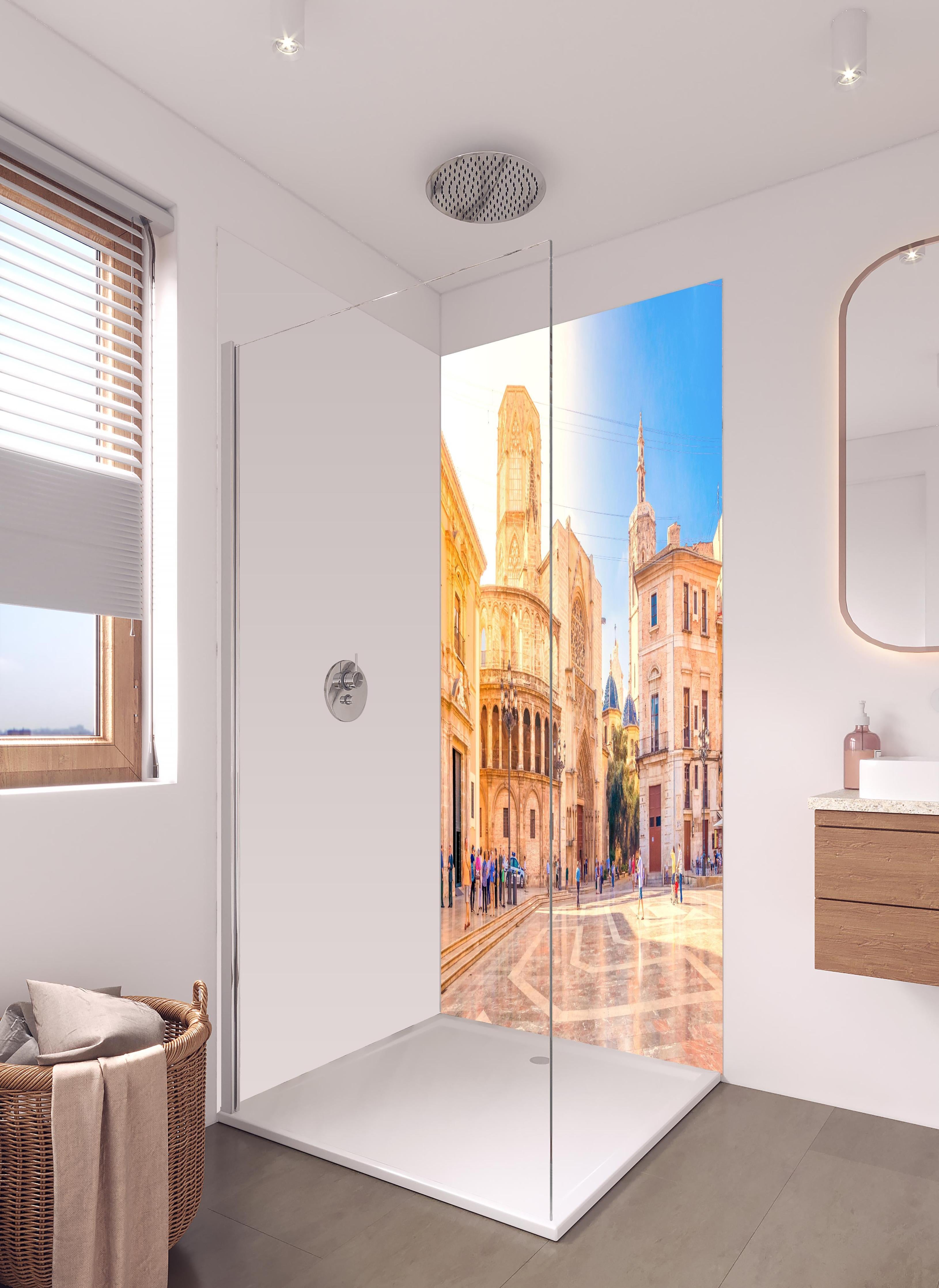 Duschrückwand - Plaza de la Virgen in Spanien in hellem Badezimmer mit Regenduschkopf - zweiteilige Eck-Duschrückwand